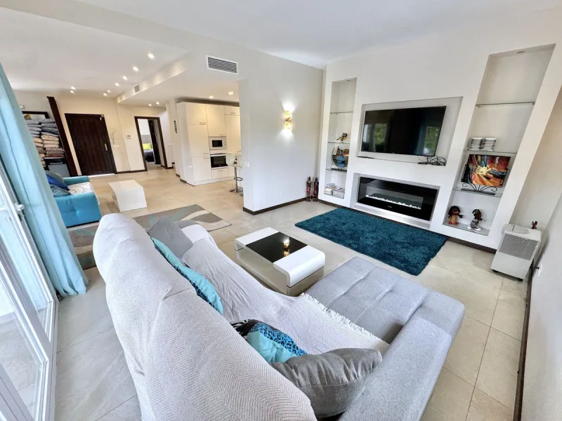 BEST BUY ALERT (Massively Reduced) Luxury 5 Bed villa in prime Nueva Andalucía location. Now at €1,695,000 (from €1,880,000).