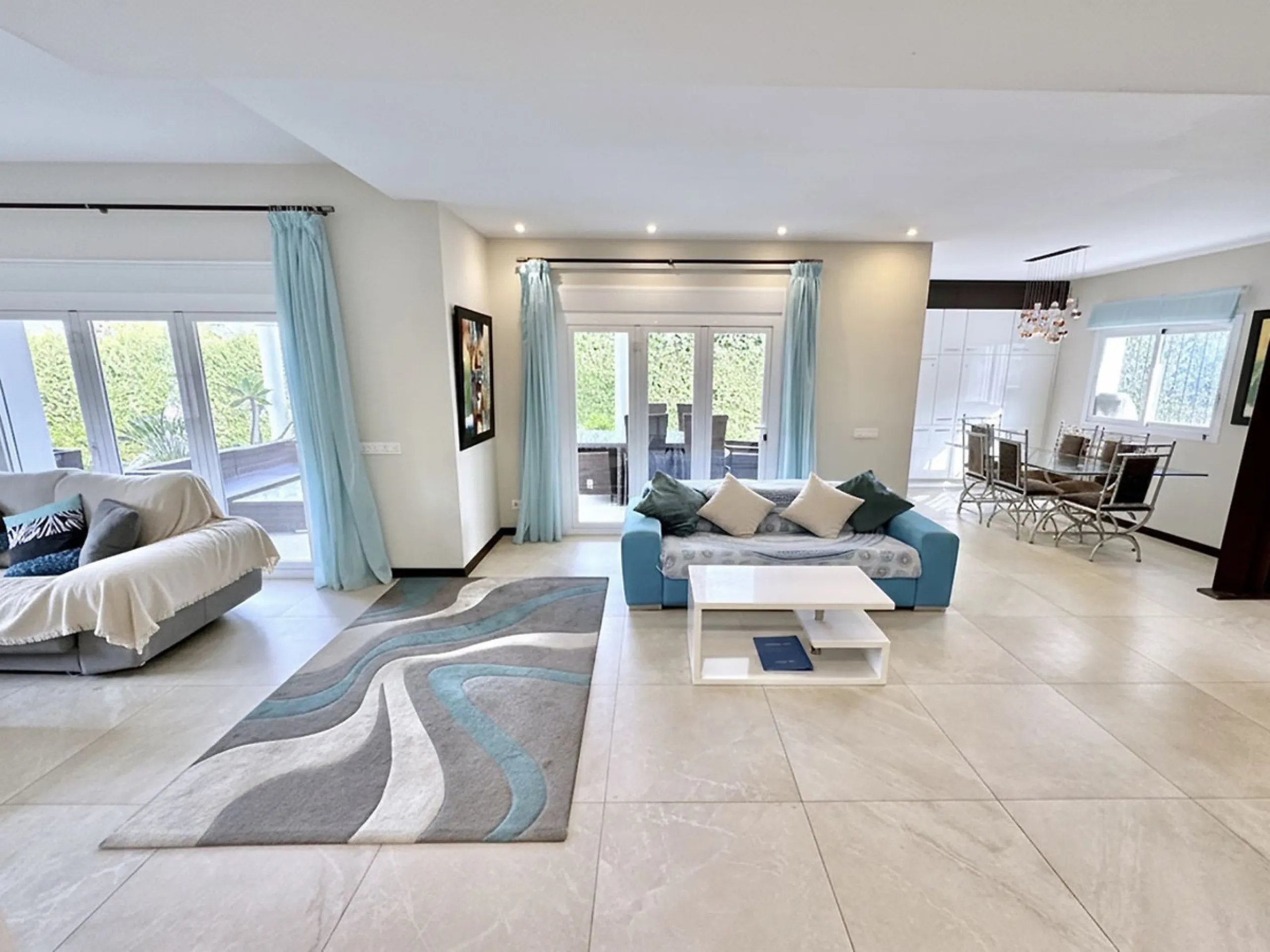 BEST BUY ALERT (Massively Reduced) Luxury 5 Bed villa in prime Nueva Andalucía location. Now at €1,695,000 (from €1,880,000).