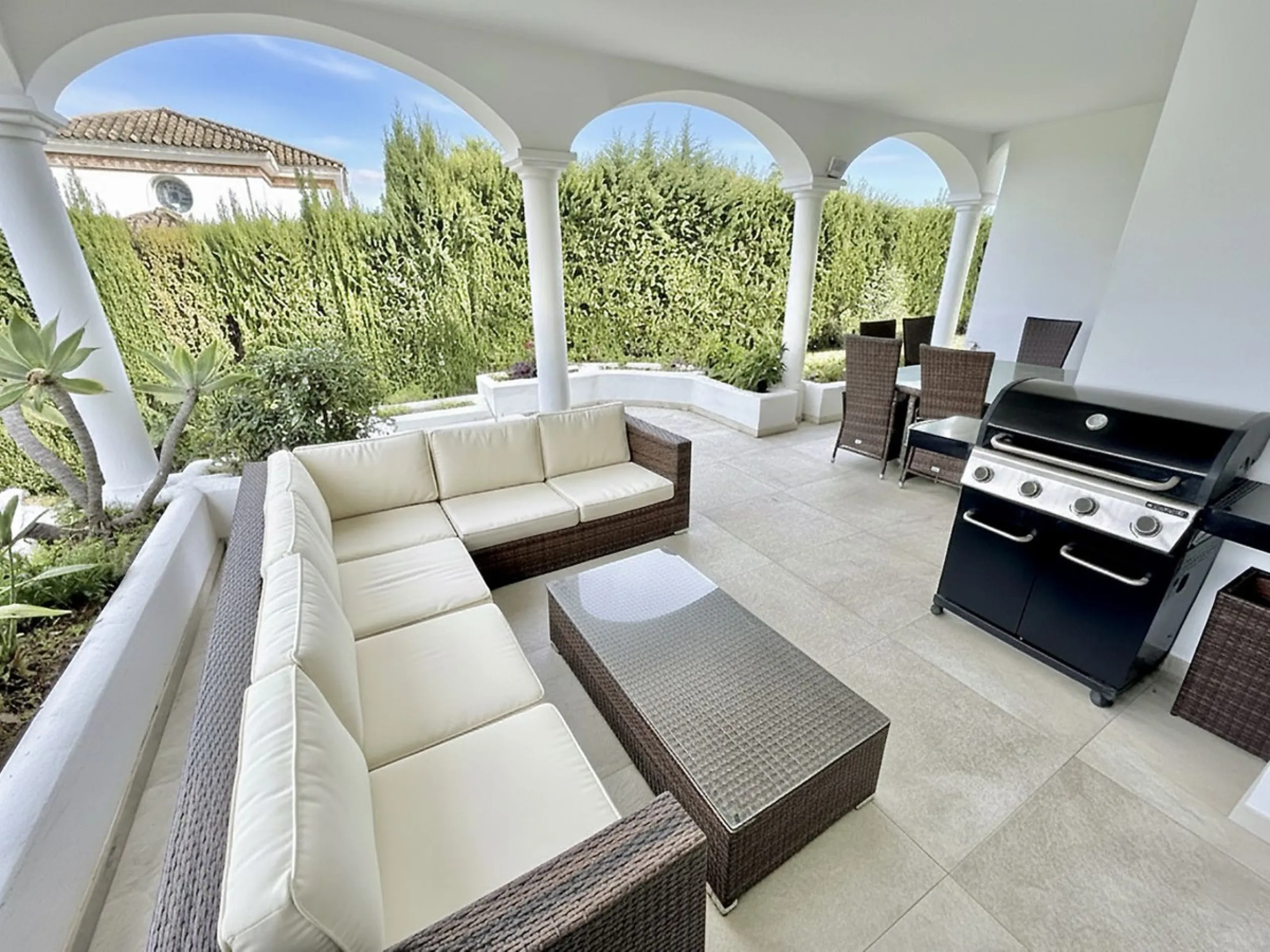 BEST BUY ALERT (Massively Reduced) Luxury 5 Bed villa in prime Nueva Andalucía location. Now at €1,695,000 (from €1,880,000).