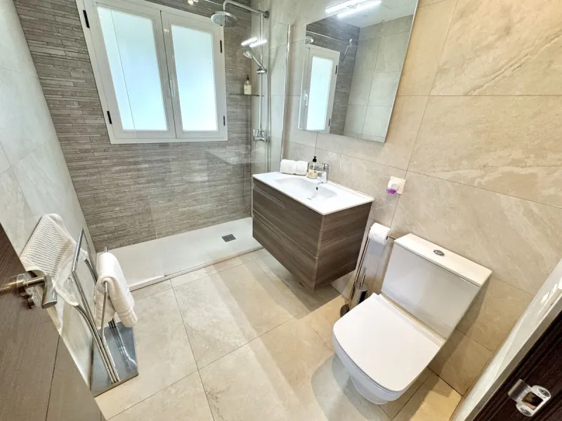 BEST BUY ALERT (Massively Reduced) Luxury 5 Bed villa in prime Nueva Andalucía location. Now at €1,695,000 (from €1,880,000).