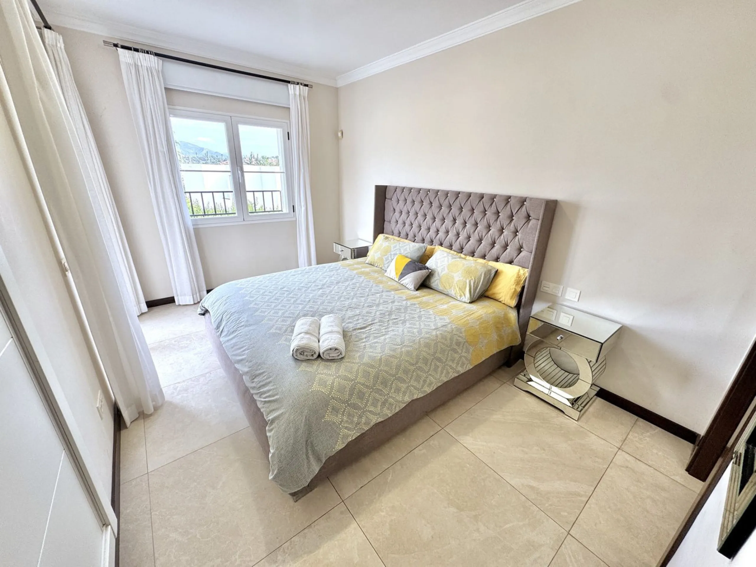 BEST BUY ALERT (Massively Reduced) Luxury 5 Bed villa in prime Nueva Andalucía location. Now at €1,695,000 (from €1,880,000).