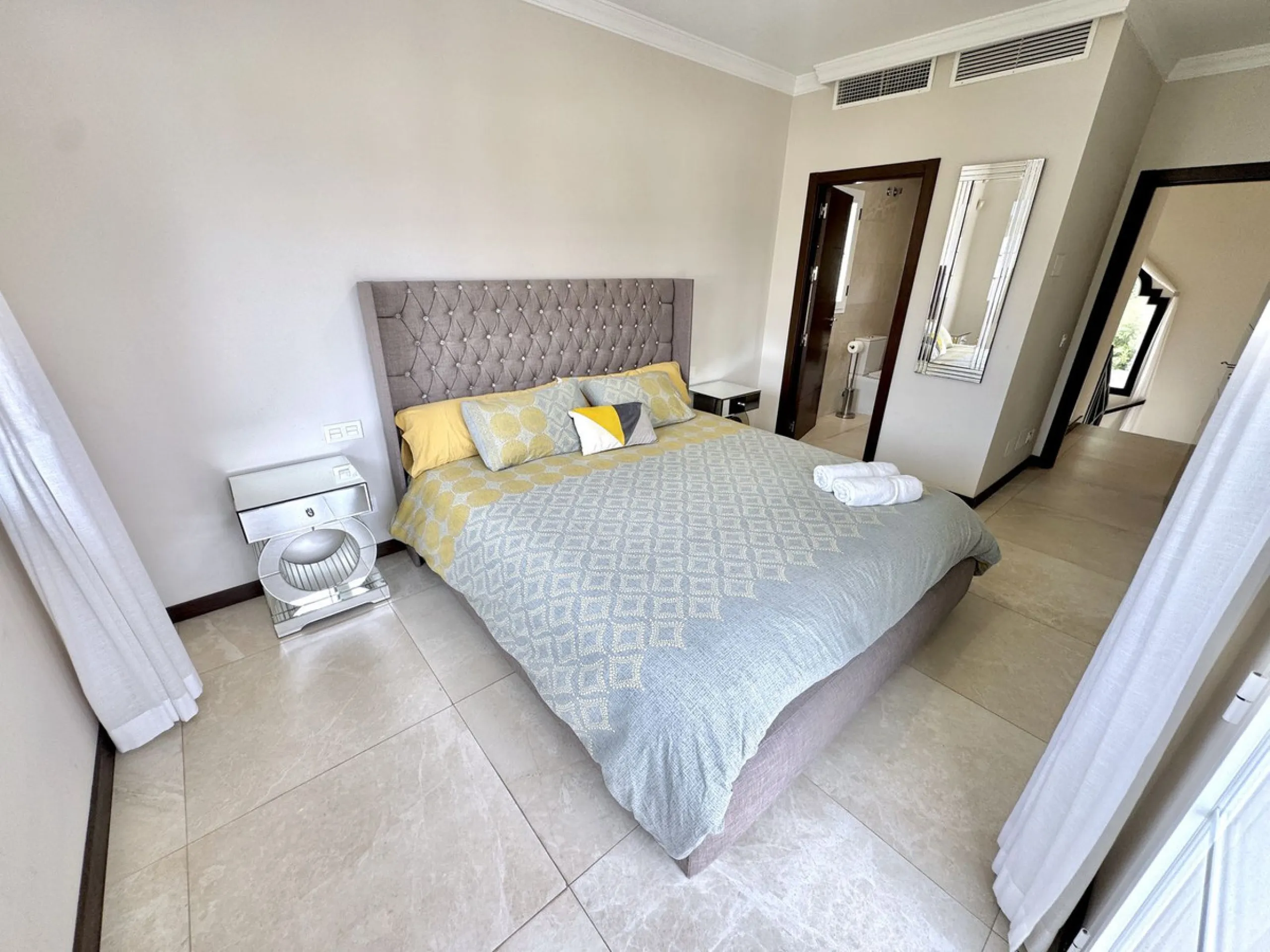 BEST BUY ALERT (Massively Reduced) Luxury 5 Bed villa in prime Nueva Andalucía location. Now at €1,695,000 (from €1,880,000).
