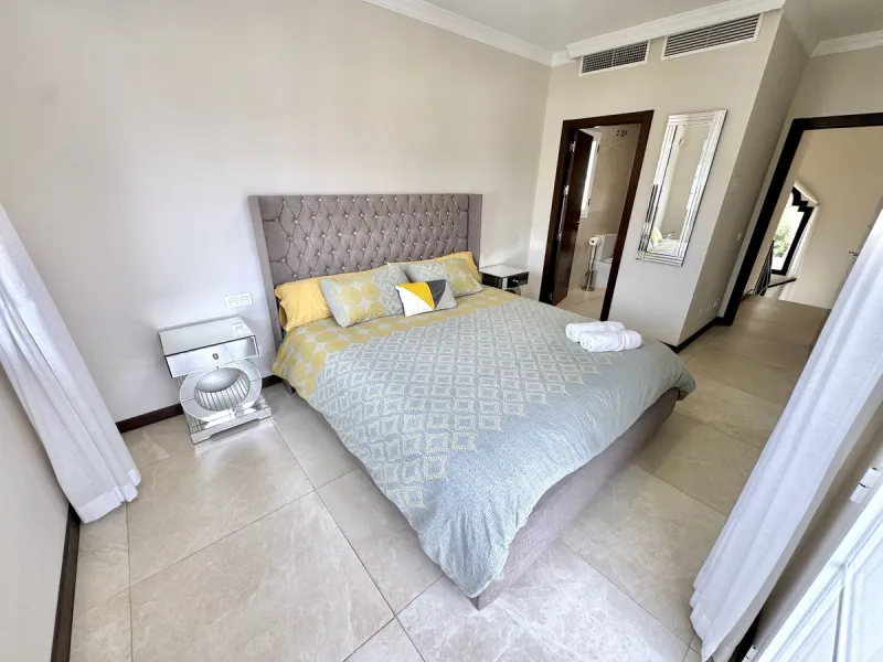 BEST BUY ALERT (Massively Reduced) Luxury 5 Bed villa in prime Nueva Andalucía location. Now at €1,695,000 (from €1,880,000).