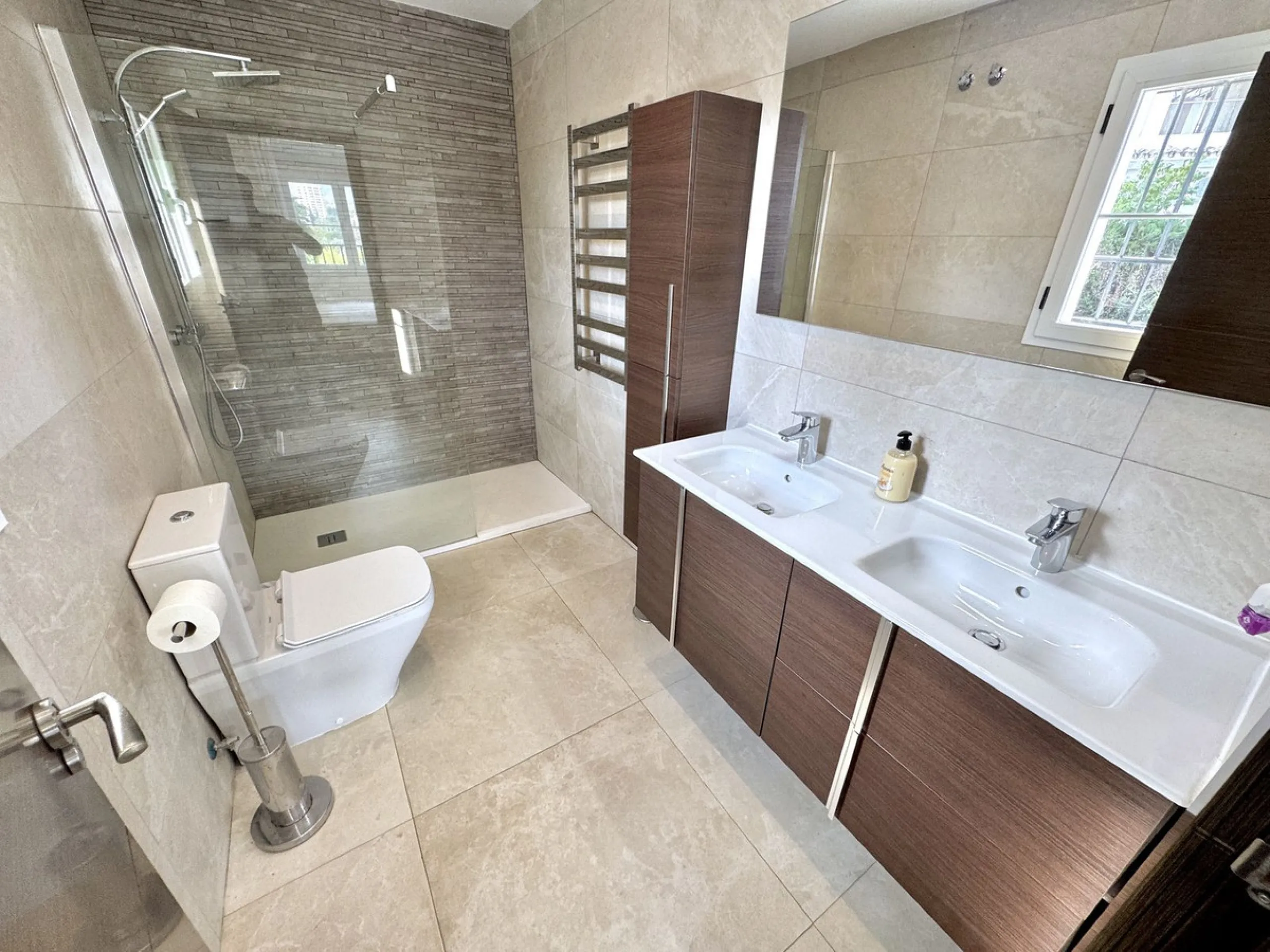 BEST BUY ALERT (Massively Reduced) Luxury 5 Bed villa in prime Nueva Andalucía location. Now at €1,695,000 (from €1,880,000).