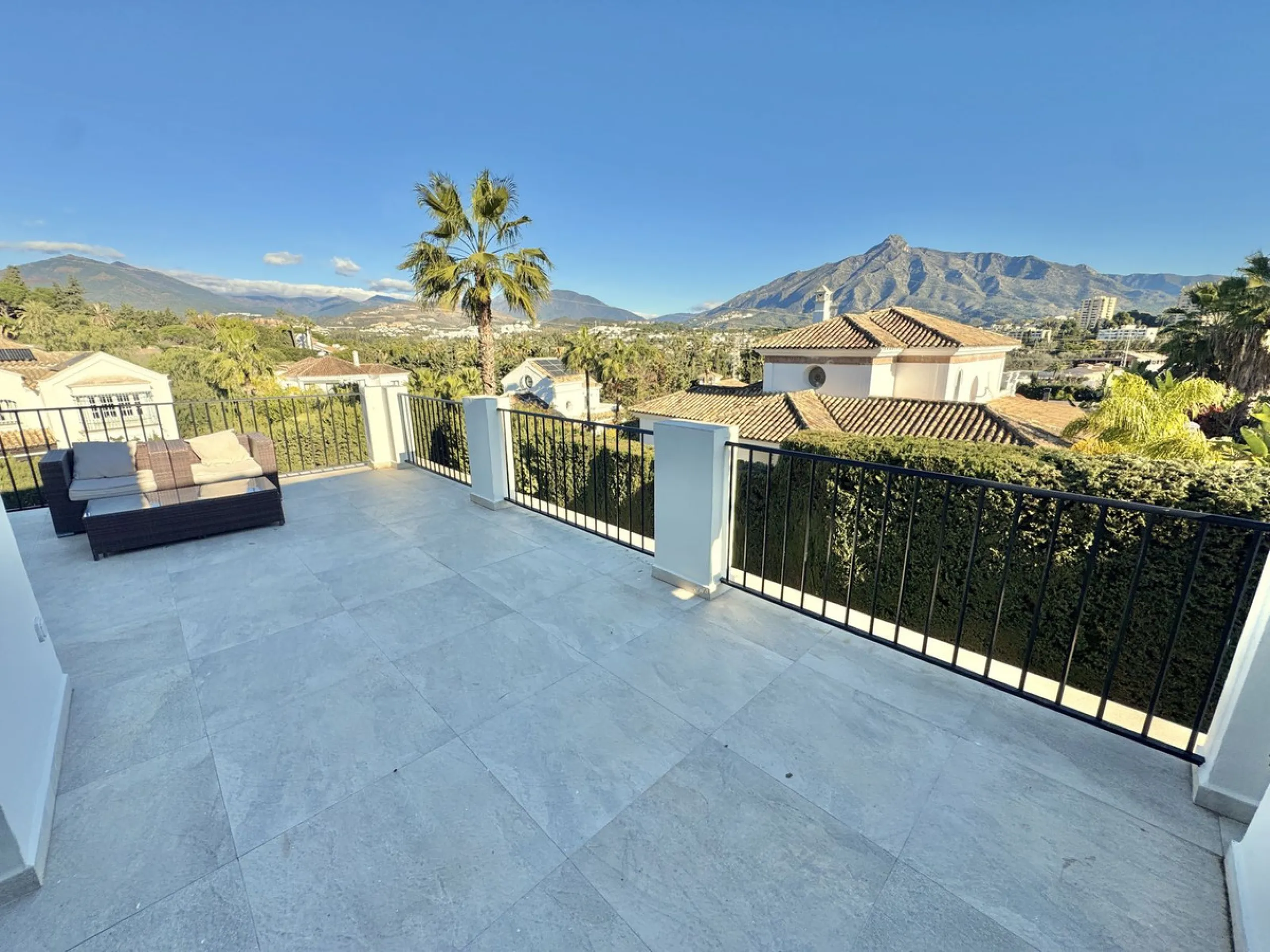 BEST BUY ALERT (Massively Reduced) Luxury 5 Bed villa in prime Nueva Andalucía location. Now at €1,695,000 (from €1,880,000).