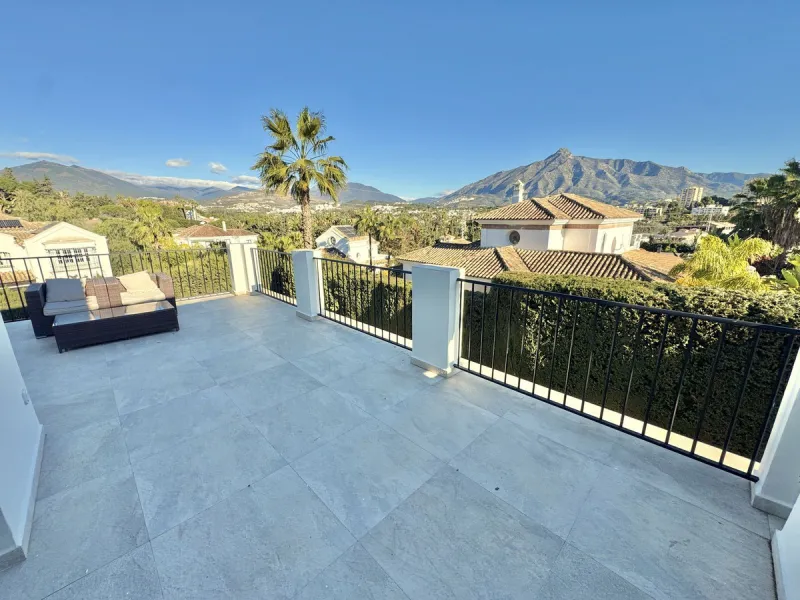 BEST BUY ALERT (Massively Reduced) Luxury 5 Bed villa in prime Nueva Andalucía location. Now at €1,695,000 (from €1,880,000).