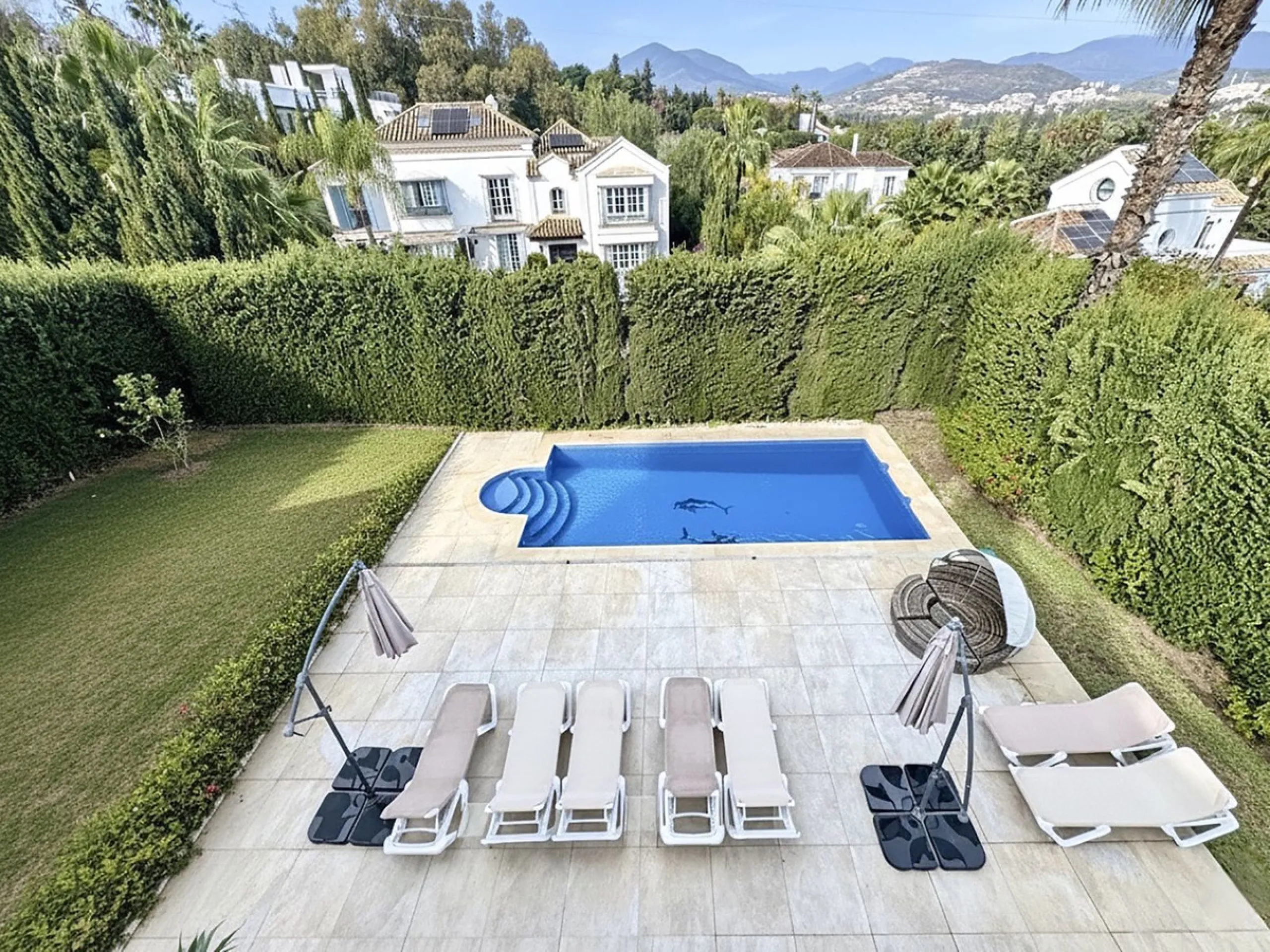BEST BUY ALERT (Massively Reduced) Luxury 5 Bed villa in prime Nueva Andalucía location. Now at €1,695,000 (from €1,880,000).