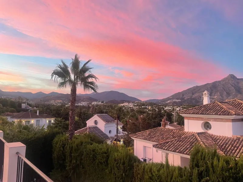 BEST BUY ALERT (Massively Reduced) Luxury 5 Bed villa in prime Nueva Andalucía location. Now at €1,695,000 (from €1,880,000).