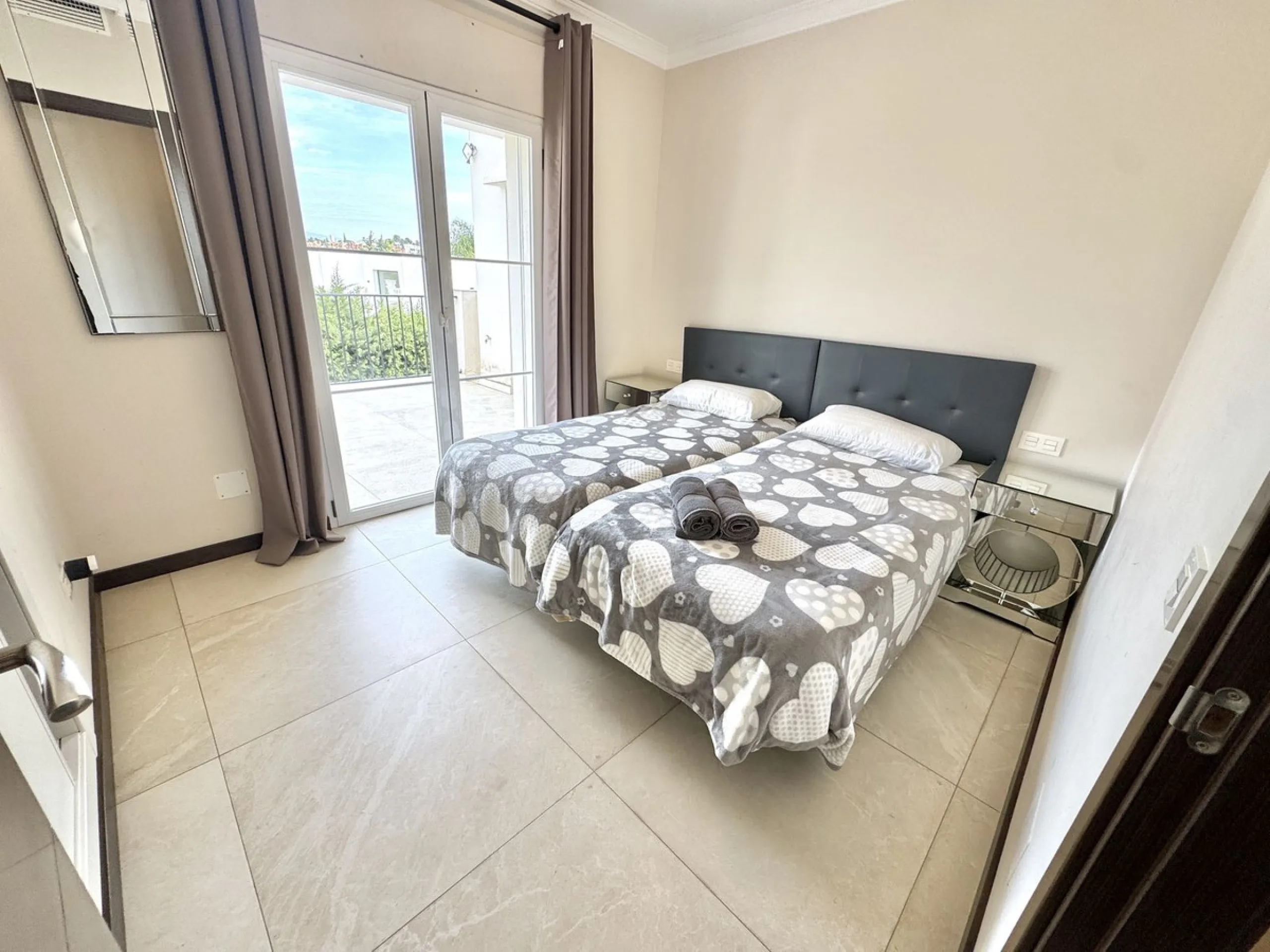 BEST BUY ALERT (Massively Reduced) Luxury 5 Bed villa in prime Nueva Andalucía location. Now at €1,695,000 (from €1,880,000).