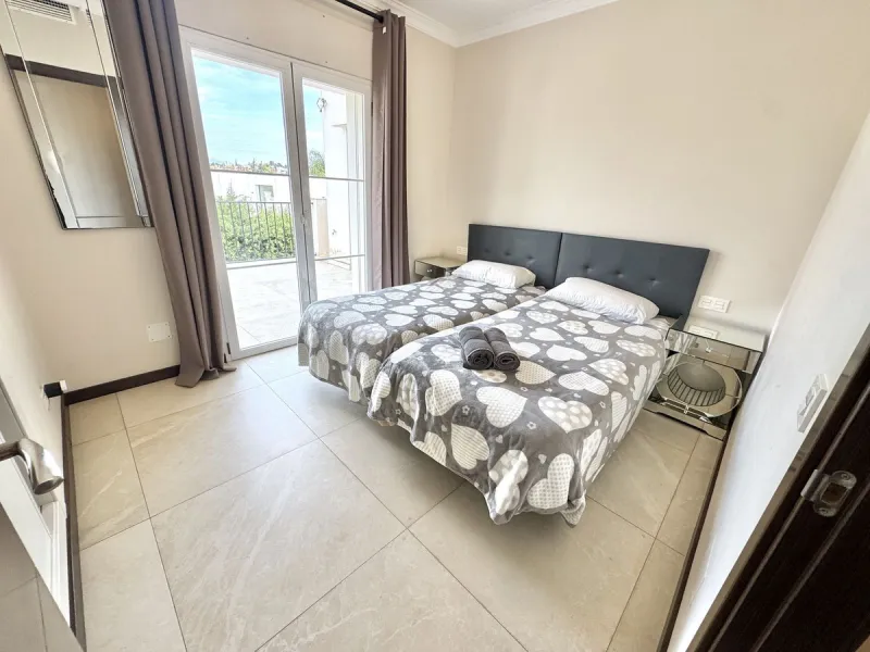 BEST BUY ALERT (Massively Reduced) Luxury 5 Bed villa in prime Nueva Andalucía location. Now at €1,695,000 (from €1,880,000).