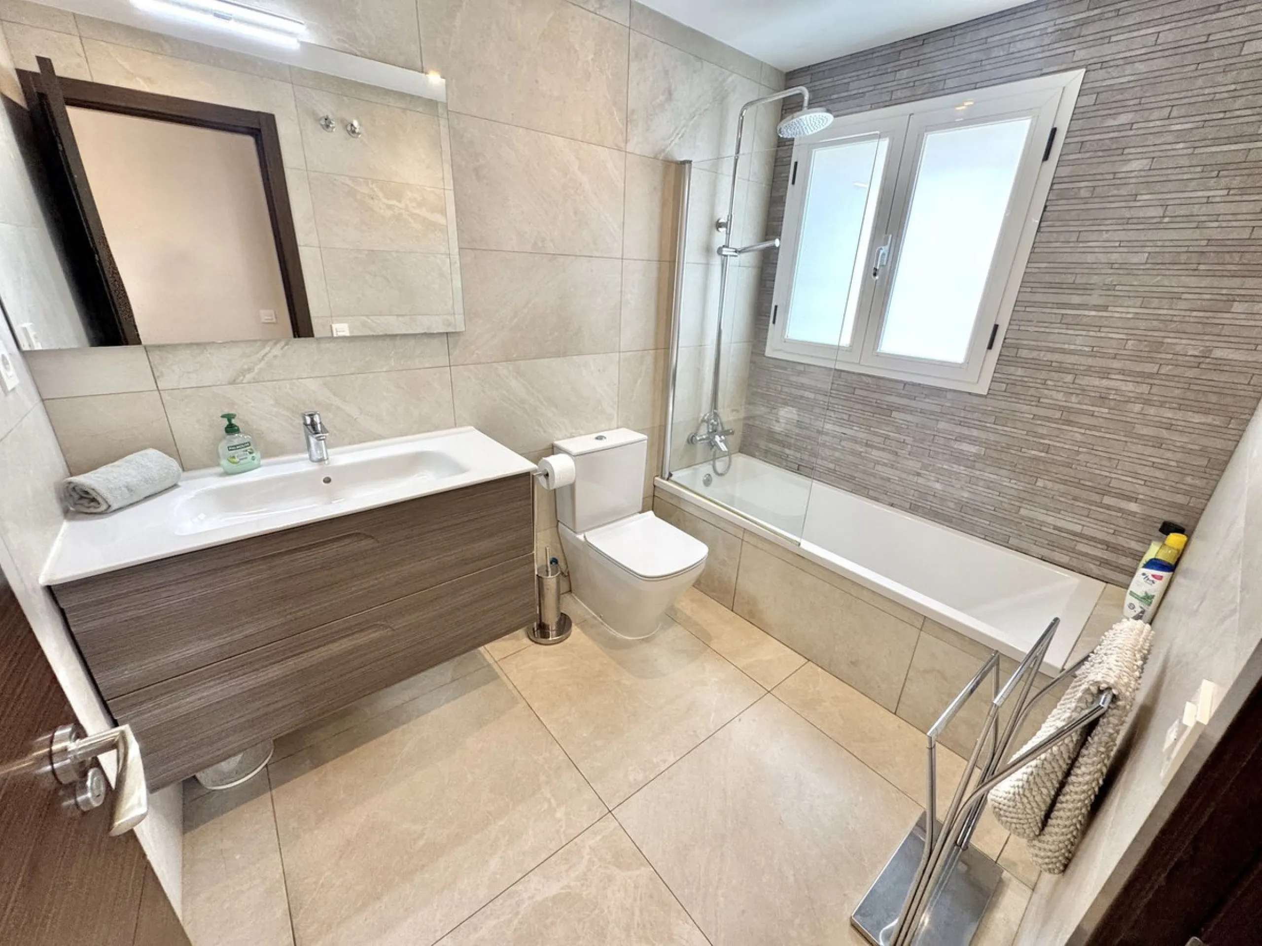 BEST BUY ALERT (Massively Reduced) Luxury 5 Bed villa in prime Nueva Andalucía location. Now at €1,695,000 (from €1,880,000).