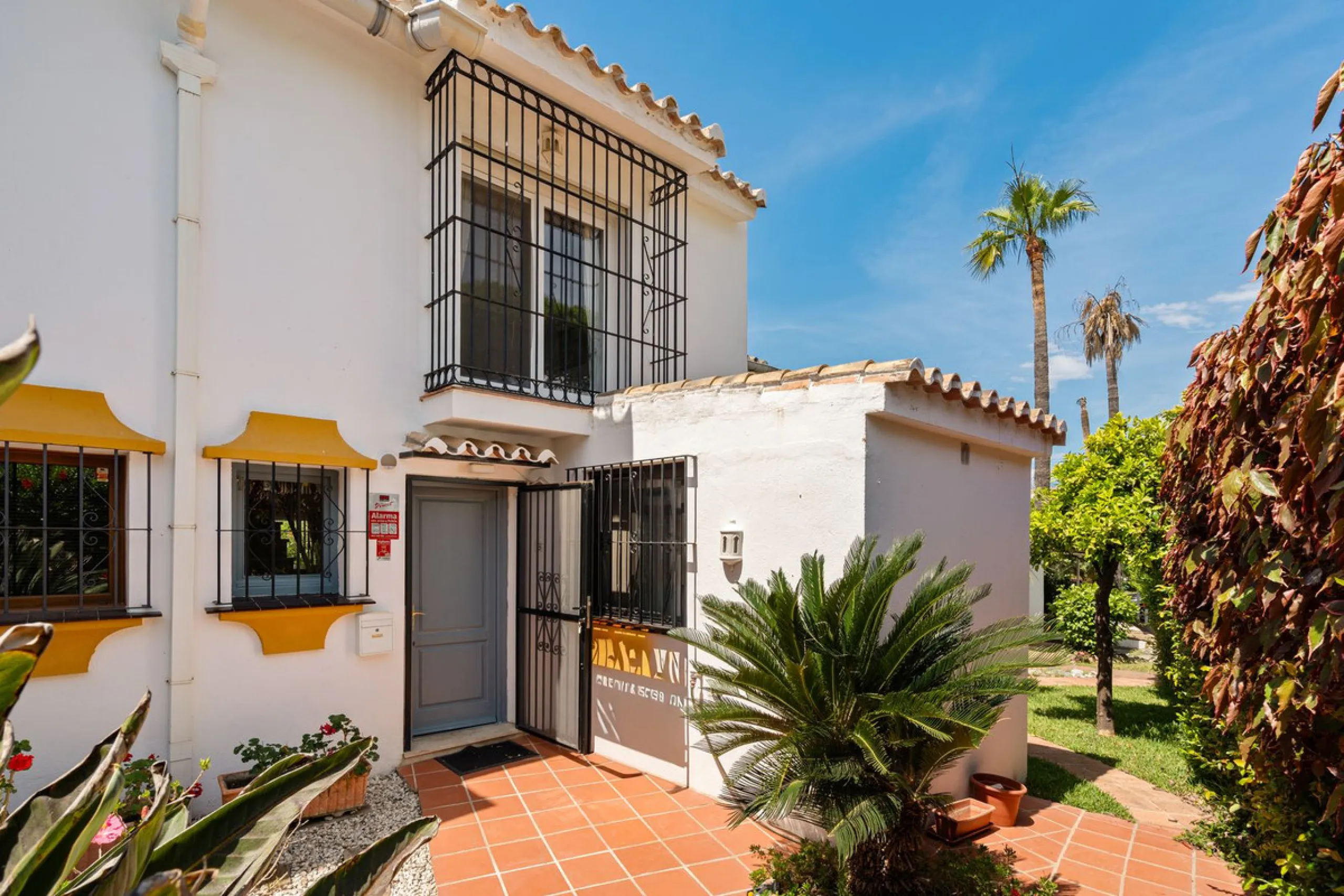 Townhouse located in a small Andalucian pueblo style community in Nueva Atalaya. The property is situated in a quiet cul de sac close to all local amenities, shopping centre, schools and golf. The community boasts a large swimming pool and park sized land