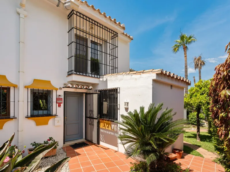 Townhouse located in a small Andalucian pueblo style community in Nueva Atalaya. The property is situated in a quiet cul de sac close to all local amenities, shopping centre, schools and golf. The community boasts a large swimming pool and park sized land