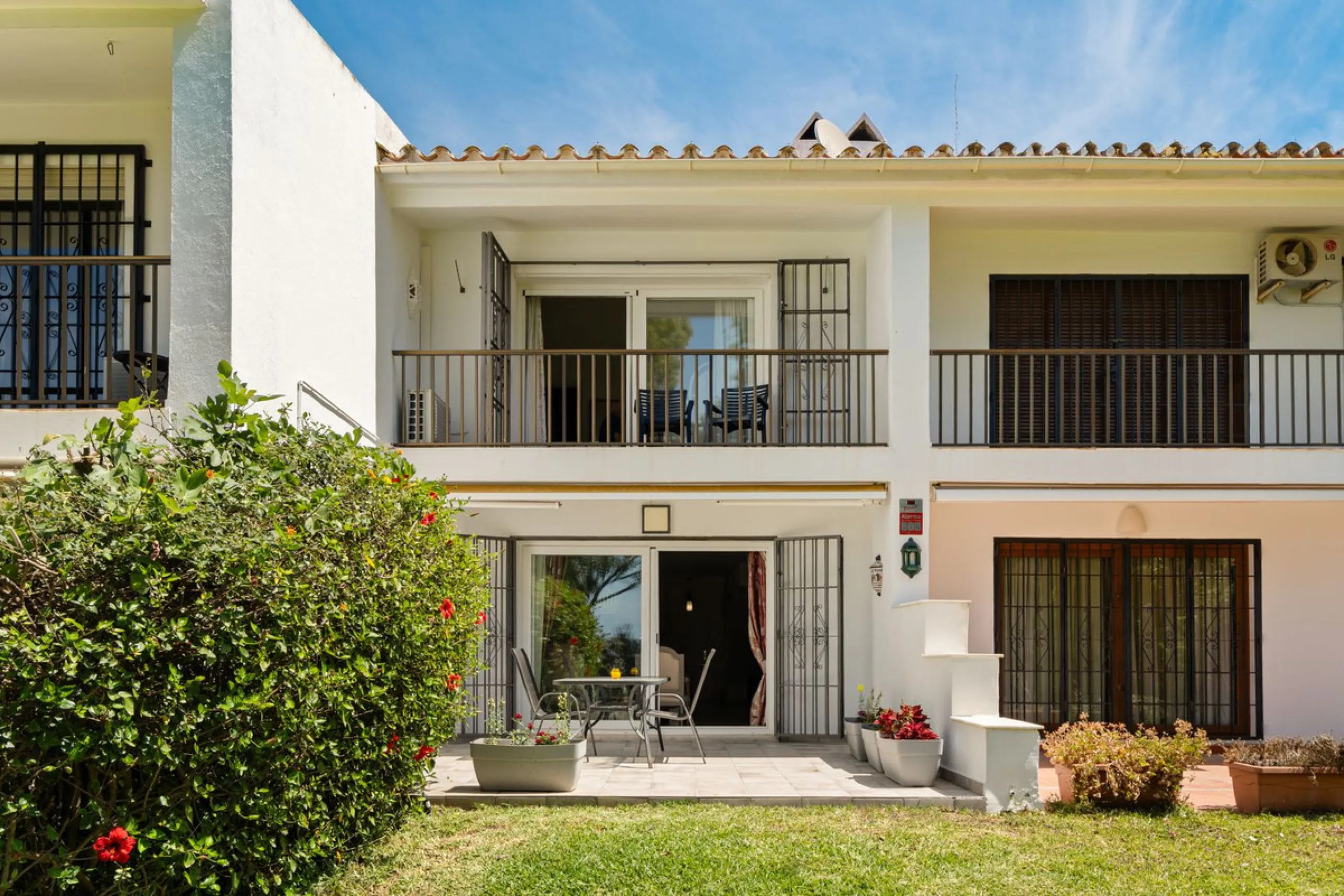 Townhouse located in a small Andalucian pueblo style community in Nueva Atalaya. The property is situated in a quiet cul de sac close to all local amenities, shopping centre, schools and golf. The community boasts a large swimming pool and park sized land