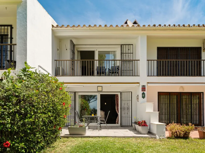 Townhouse located in a small Andalucian pueblo style community in Nueva Atalaya. The property is situated in a quiet cul de sac close to all local amenities, shopping centre, schools and golf. The community boasts a large swimming pool and park sized land