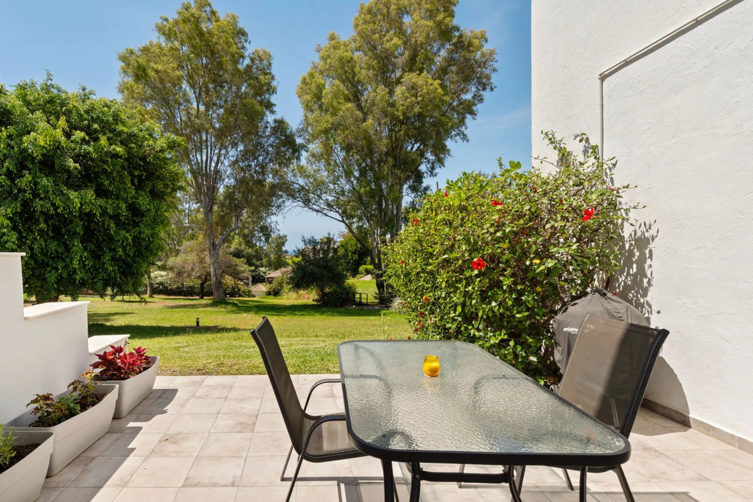 Townhouse located in a small Andalucian pueblo style community in Nueva Atalaya. The property is situated in a quiet cul de sac close to all local amenities, shopping centre, schools and golf. The community boasts a large swimming pool and park sized land