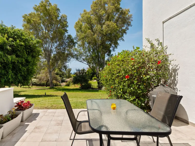 Townhouse located in a small Andalucian pueblo style community in Nueva Atalaya. The property is situated in a quiet cul de sac close to all local amenities, shopping centre, schools and golf. The community boasts a large swimming pool and park sized land