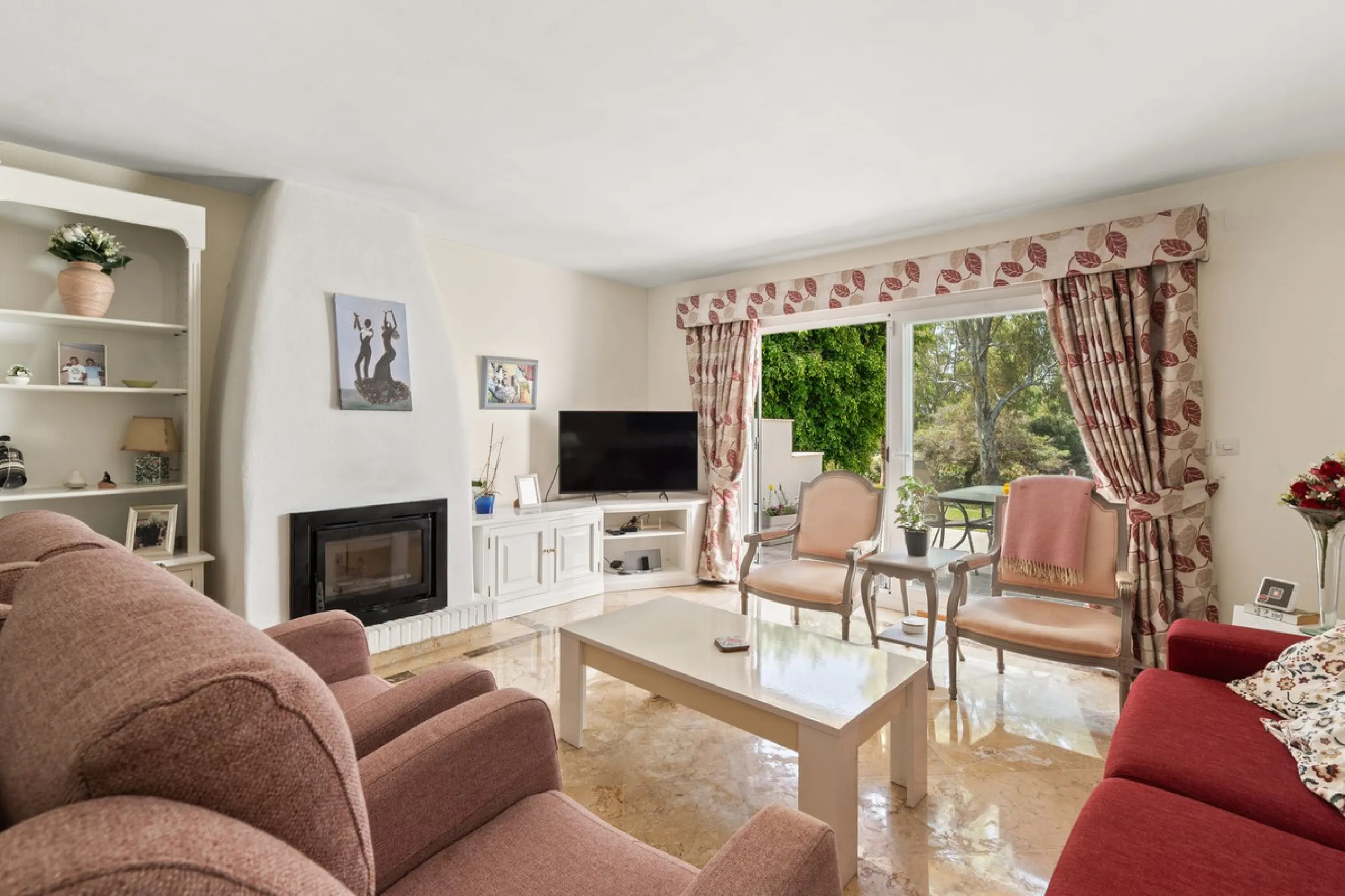 Townhouse located in a small Andalucian pueblo style community in Nueva Atalaya. The property is situated in a quiet cul de sac close to all local amenities, shopping centre, schools and golf. The community boasts a large swimming pool and park sized land