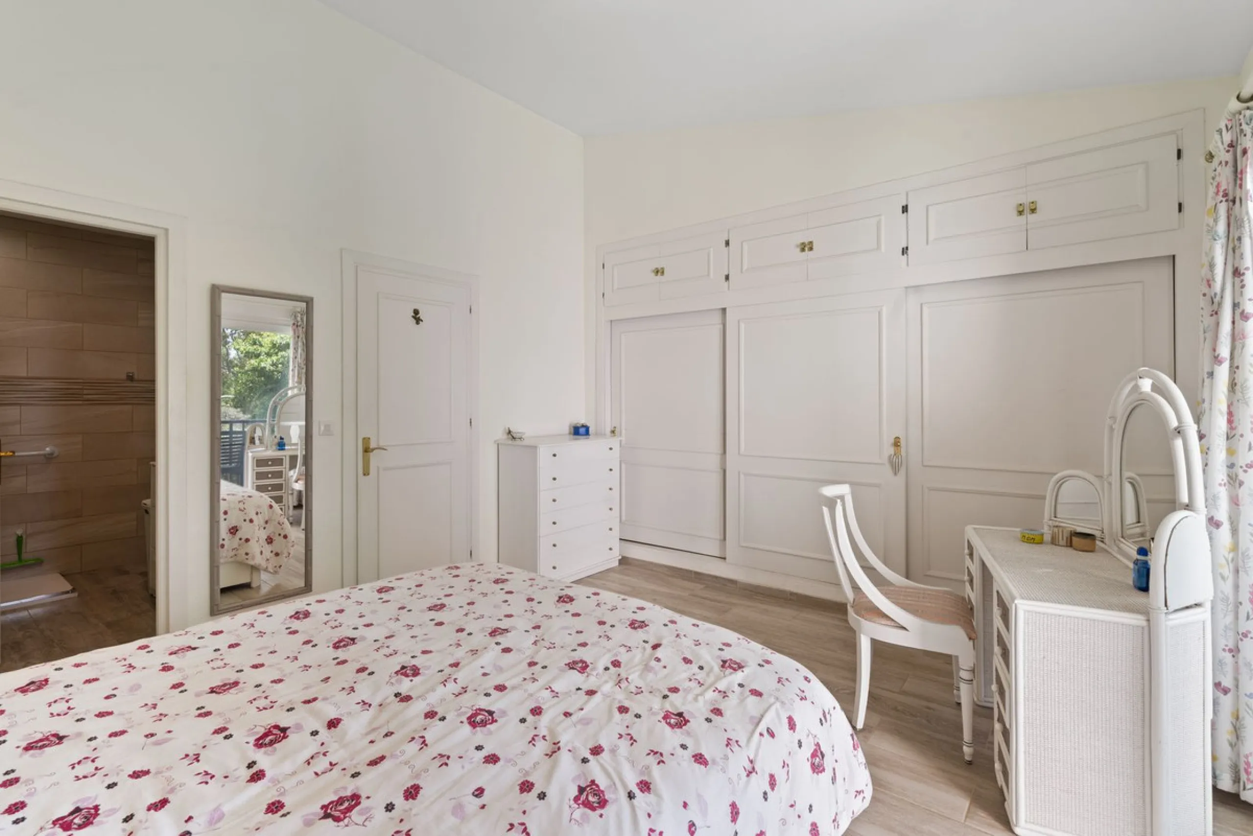 Townhouse located in a small Andalucian pueblo style community in Nueva Atalaya. The property is situated in a quiet cul de sac close to all local amenities, shopping centre, schools and golf. The community boasts a large swimming pool and park sized land