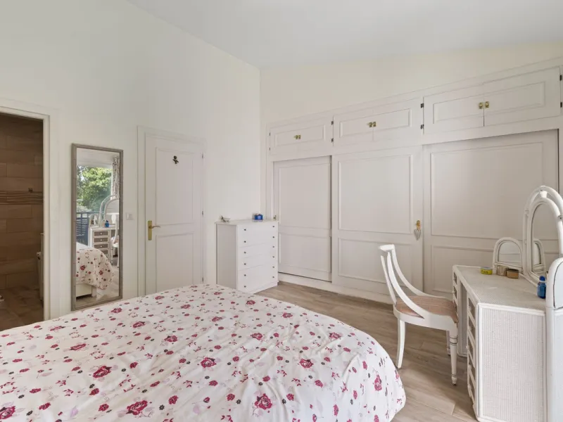 Townhouse located in a small Andalucian pueblo style community in Nueva Atalaya. The property is situated in a quiet cul de sac close to all local amenities, shopping centre, schools and golf. The community boasts a large swimming pool and park sized land