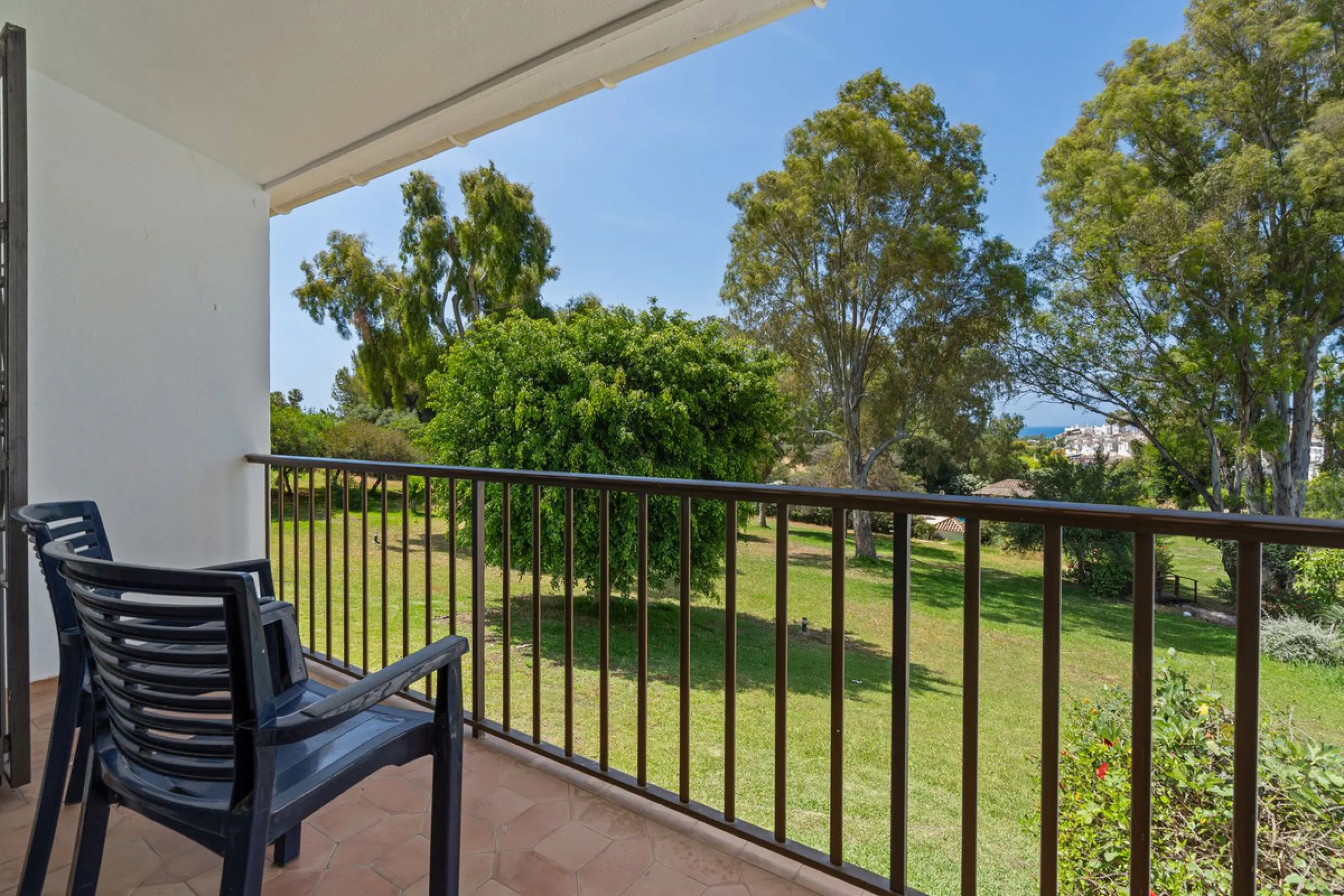 Townhouse located in a small Andalucian pueblo style community in Nueva Atalaya. The property is situated in a quiet cul de sac close to all local amenities, shopping centre, schools and golf. The community boasts a large swimming pool and park sized land