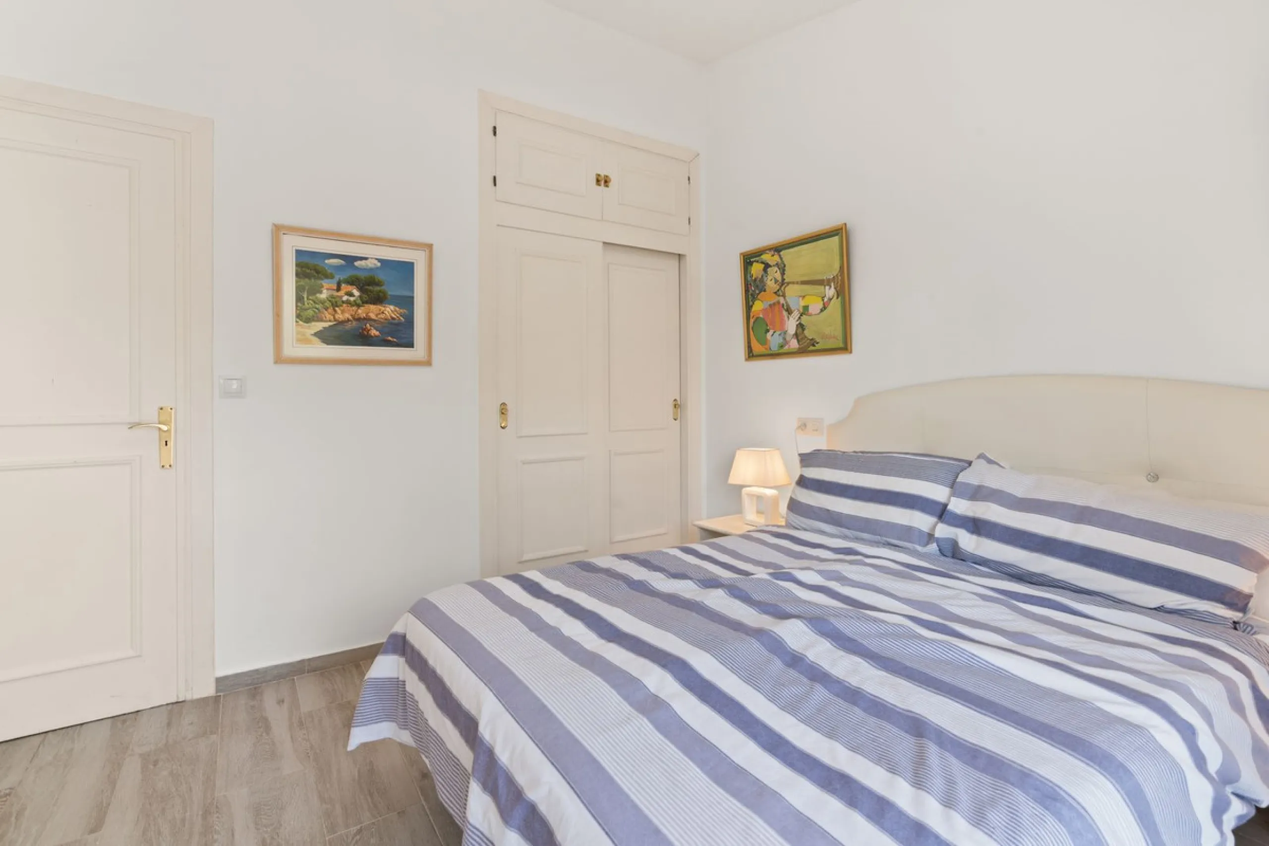 Townhouse located in a small Andalucian pueblo style community in Nueva Atalaya. The property is situated in a quiet cul de sac close to all local amenities, shopping centre, schools and golf. The community boasts a large swimming pool and park sized land