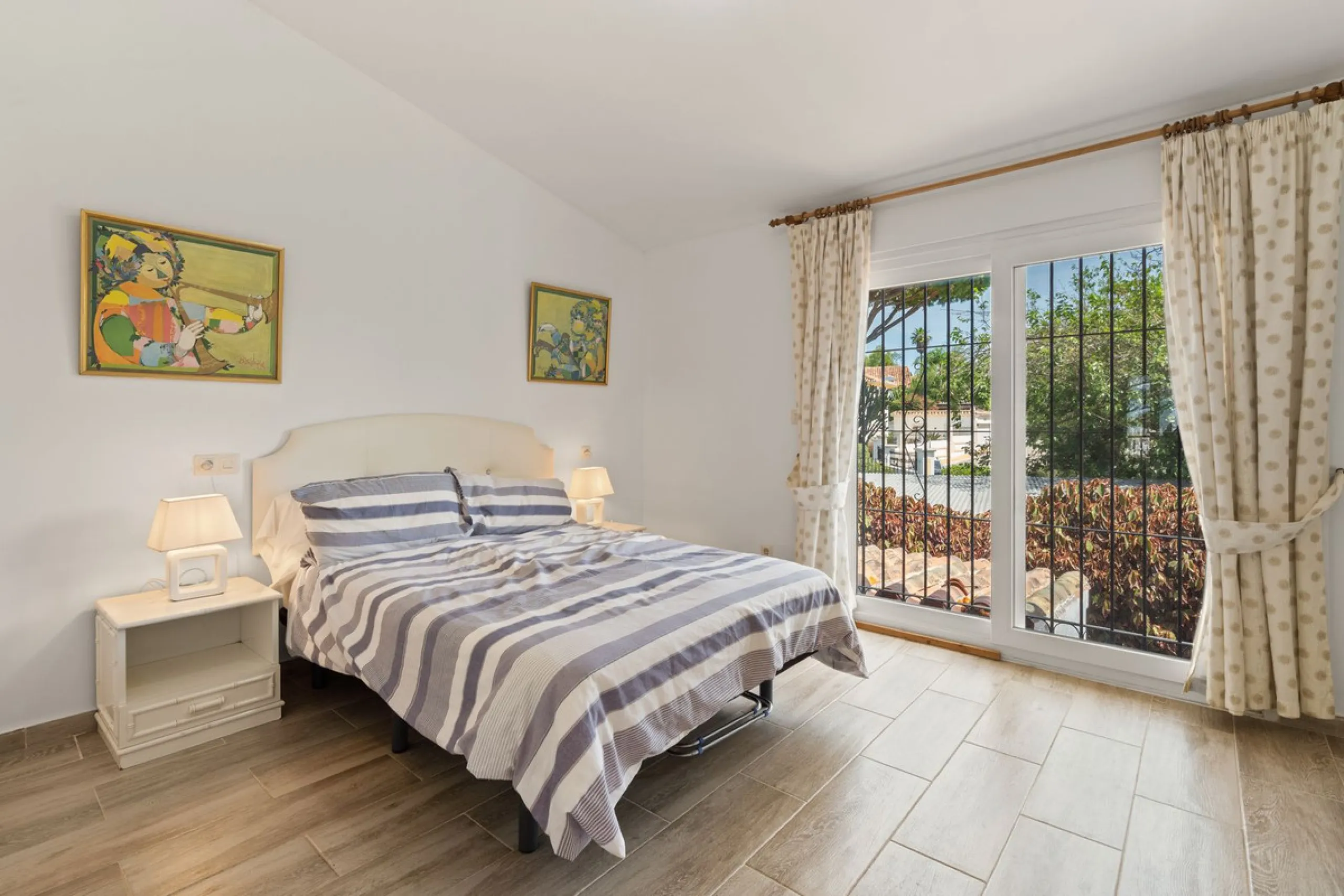 Townhouse located in a small Andalucian pueblo style community in Nueva Atalaya. The property is situated in a quiet cul de sac close to all local amenities, shopping centre, schools and golf. The community boasts a large swimming pool and park sized land