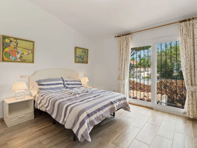 Townhouse located in a small Andalucian pueblo style community in Nueva Atalaya. The property is situated in a quiet cul de sac close to all local amenities, shopping centre, schools and golf. The community boasts a large swimming pool and park sized land