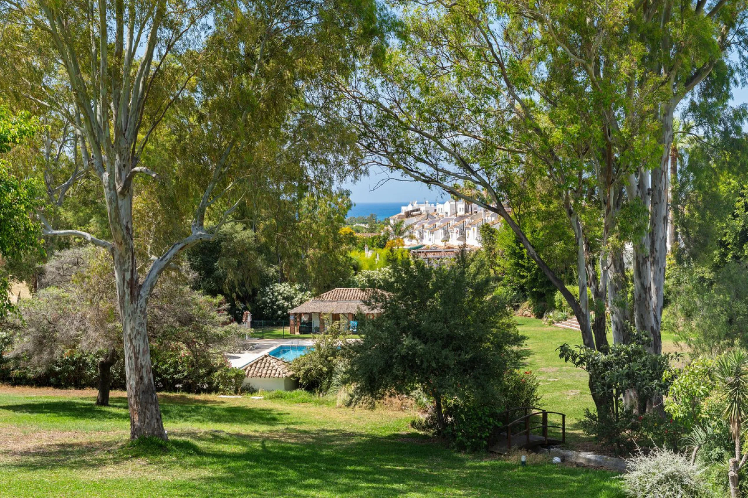 Townhouse located in a small Andalucian pueblo style community in Nueva Atalaya. The property is situated in a quiet cul de sac close to all local amenities, shopping centre, schools and golf. The community boasts a large swimming pool and park sized land