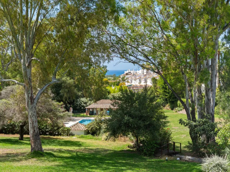 Townhouse located in a small Andalucian pueblo style community in Nueva Atalaya. The property is situated in a quiet cul de sac close to all local amenities, shopping centre, schools and golf. The community boasts a large swimming pool and park sized land