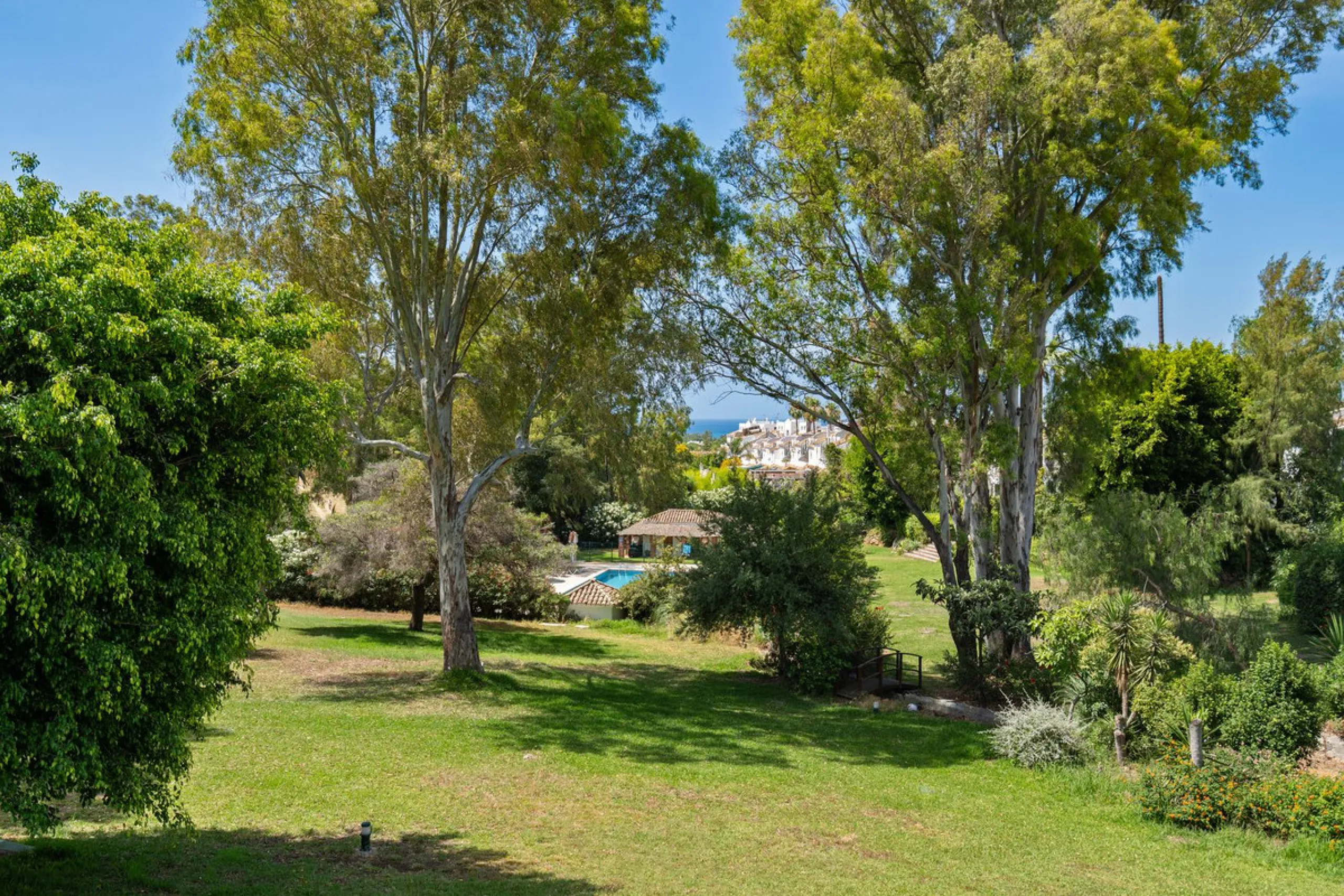 Townhouse located in a small Andalucian pueblo style community in Nueva Atalaya. The property is situated in a quiet cul de sac close to all local amenities, shopping centre, schools and golf. The community boasts a large swimming pool and park sized land