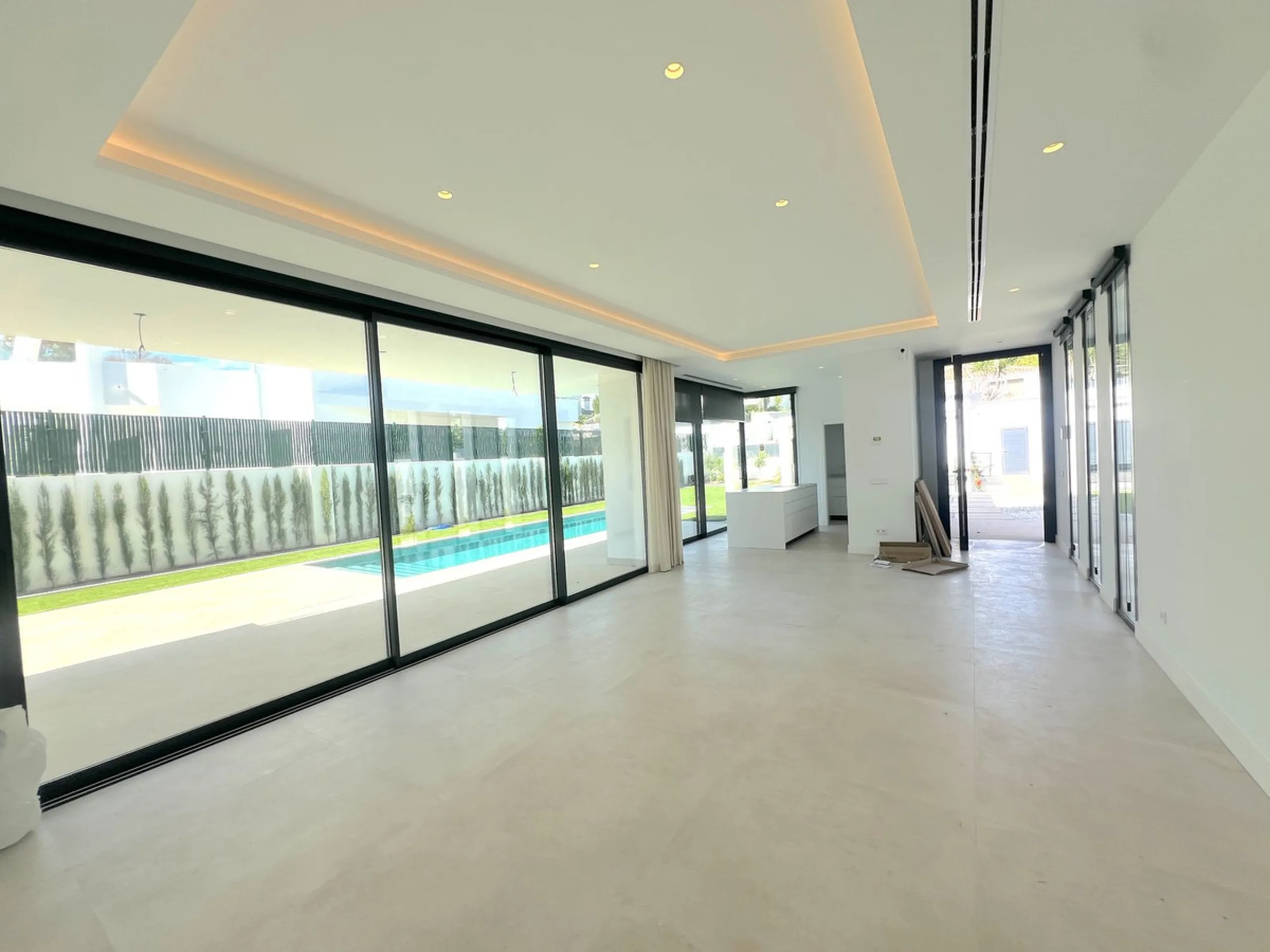 House - Detached Villa в продаже в Estepona, Málaga. В доме 5 спален и 6 ванных комнат. Площадь дома 302 м². Площадь участка 645 м²