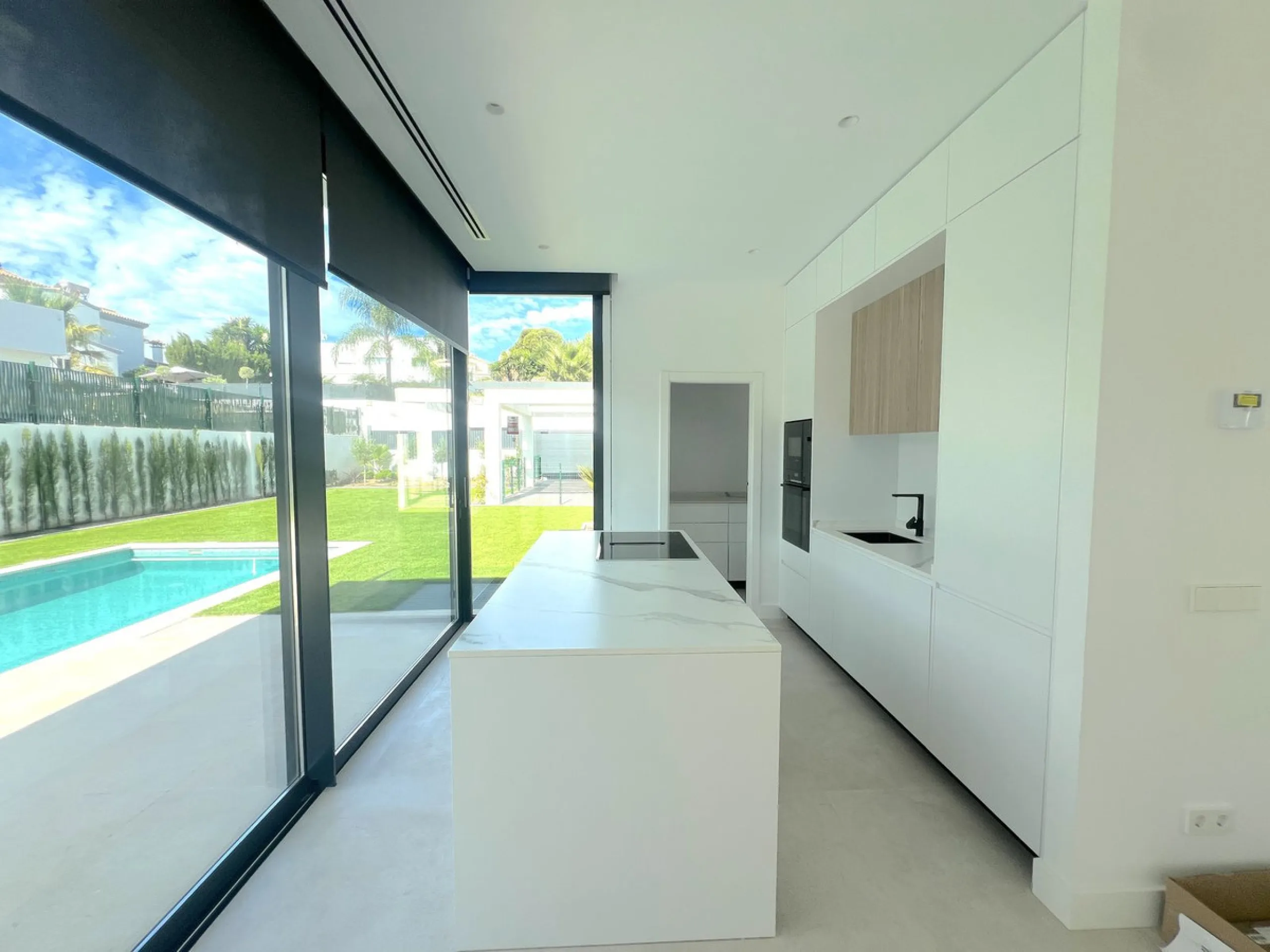 House - Detached Villa в продаже в Estepona, Málaga. В доме 5 спален и 6 ванных комнат. Площадь дома 302 м². Площадь участка 645 м²