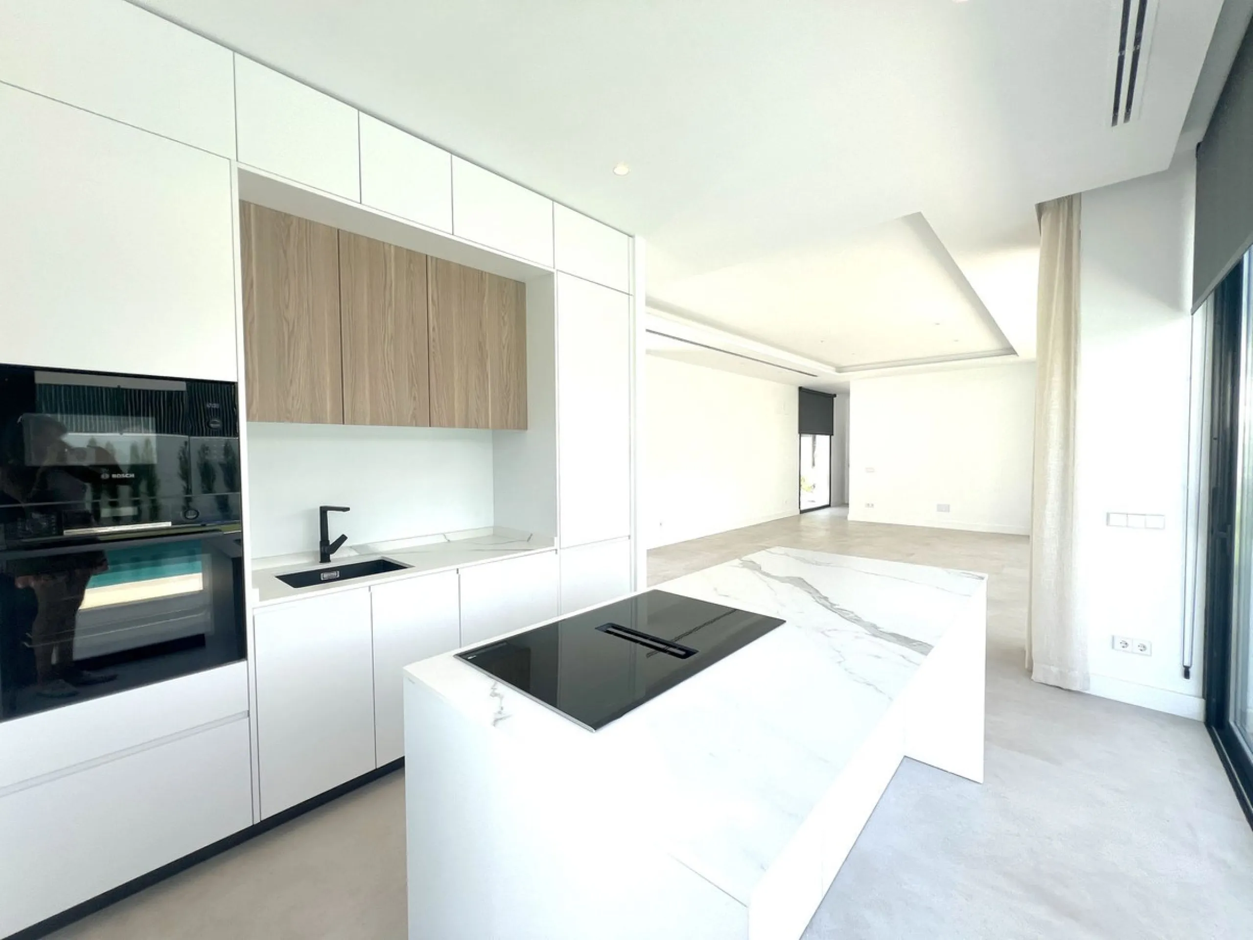 House - Detached Villa в продаже в Estepona, Málaga. В доме 5 спален и 6 ванных комнат. Площадь дома 302 м². Площадь участка 645 м²