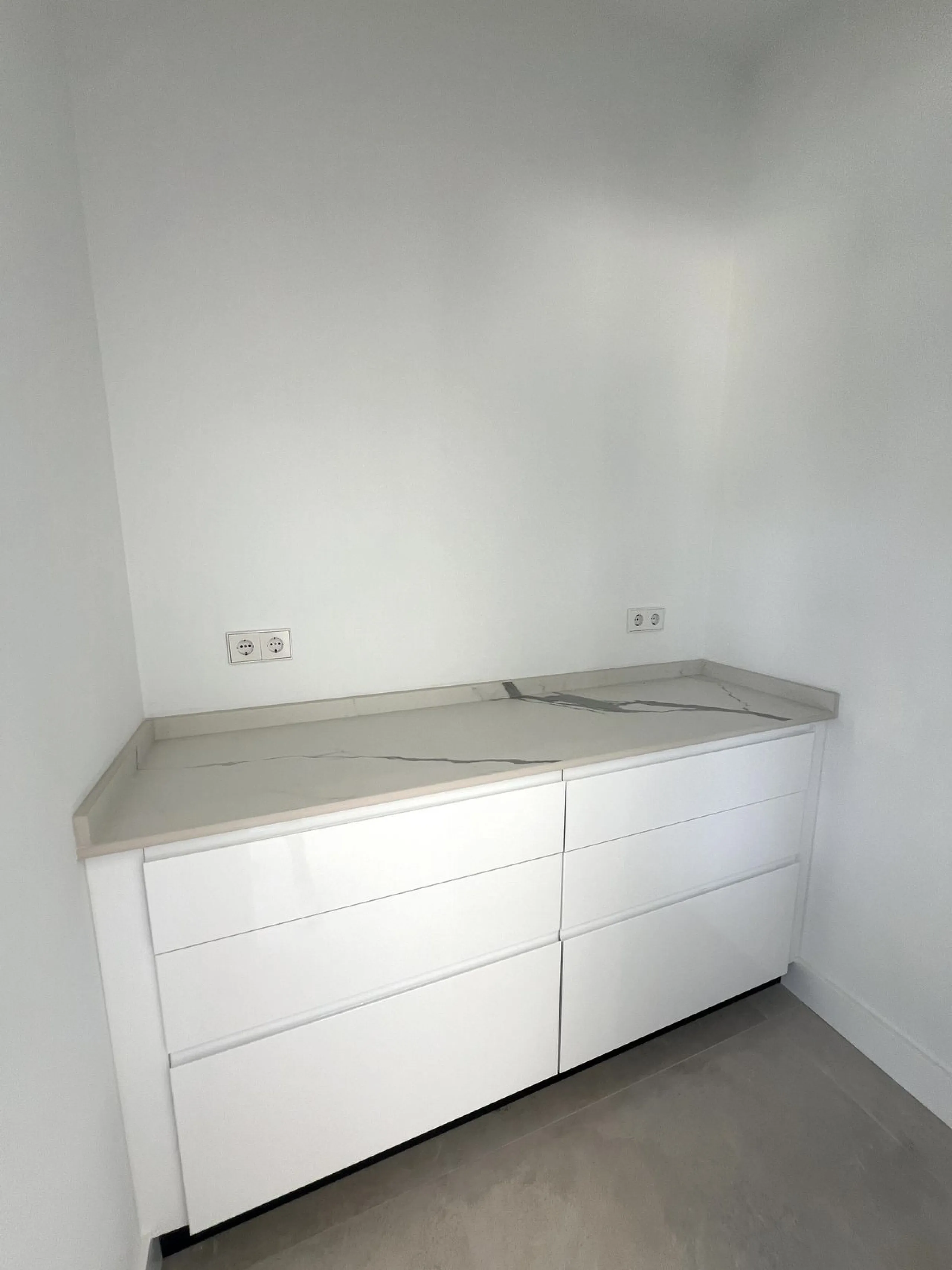 House - Detached Villa в продаже в Estepona, Málaga. В доме 5 спален и 6 ванных комнат. Площадь дома 302 м². Площадь участка 645 м²