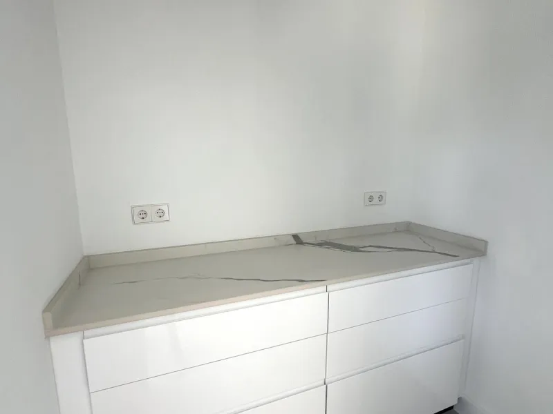 House - Detached Villa в продаже в Estepona, Málaga. В доме 5 спален и 6 ванных комнат. Площадь дома 302 м². Площадь участка 645 м²