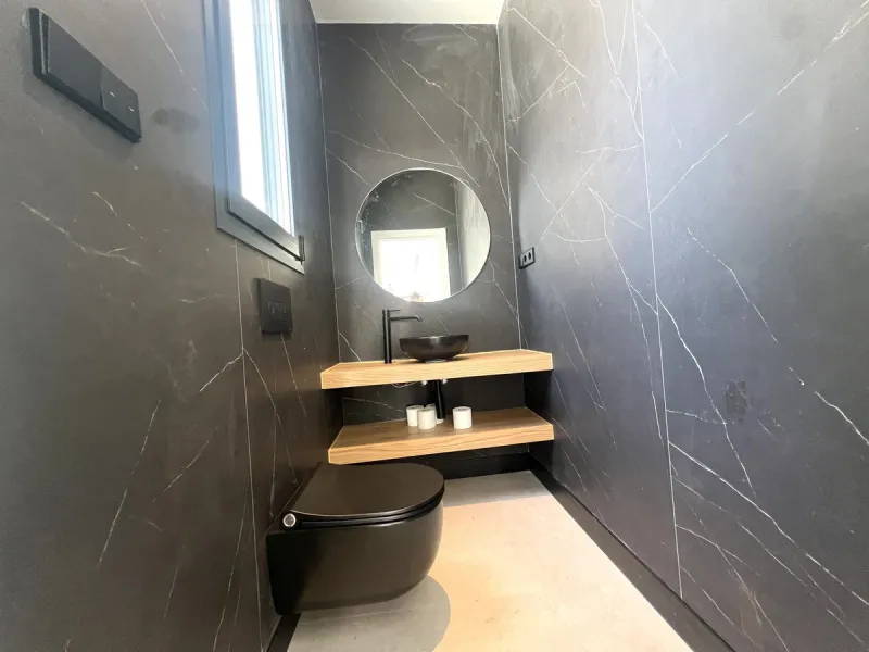 House - Detached Villa в продаже в Estepona, Málaga. В доме 5 спален и 6 ванных комнат. Площадь дома 302 м². Площадь участка 645 м²