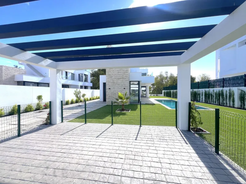 House - Detached Villa в продаже в Estepona, Málaga. В доме 5 спален и 6 ванных комнат. Площадь дома 302 м². Площадь участка 645 м²