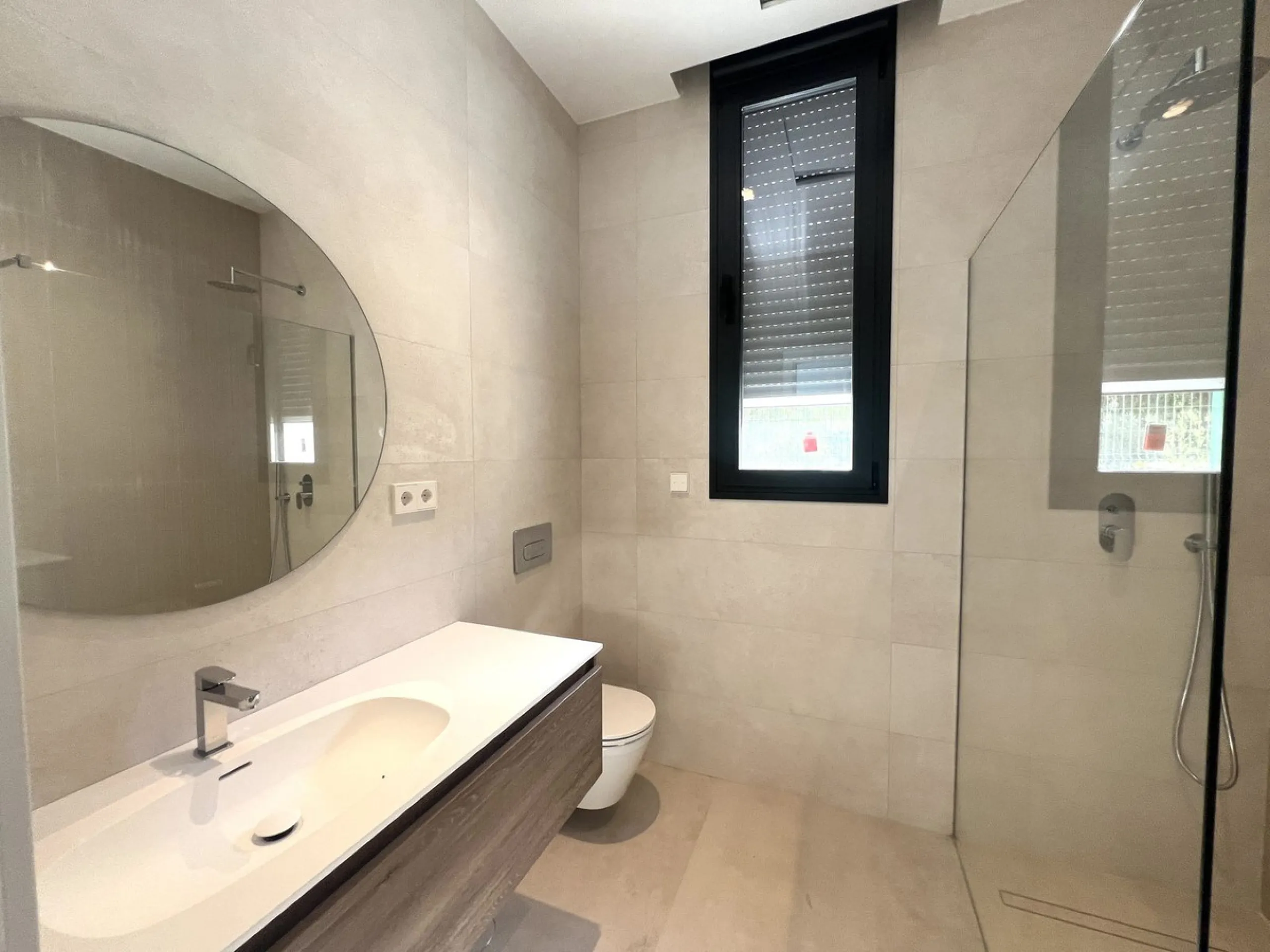 House - Detached Villa в продаже в Estepona, Málaga. В доме 5 спален и 6 ванных комнат. Площадь дома 302 м². Площадь участка 645 м²