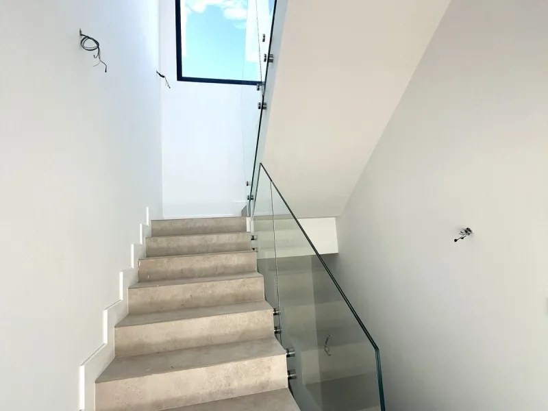 House - Detached Villa в продаже в Estepona, Málaga. В доме 5 спален и 6 ванных комнат. Площадь дома 302 м². Площадь участка 645 м²