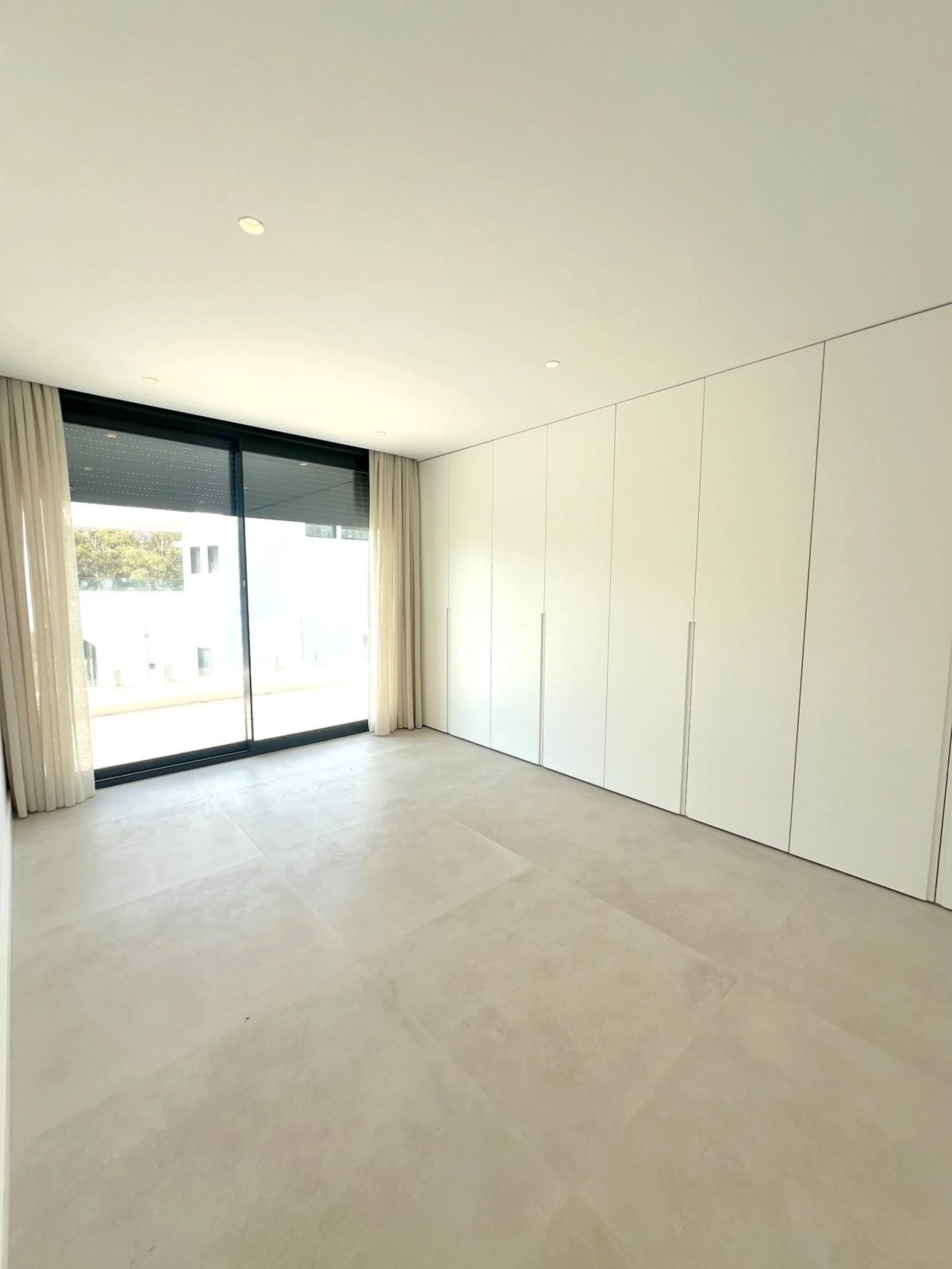 House - Detached Villa в продаже в Estepona, Málaga. В доме 5 спален и 6 ванных комнат. Площадь дома 302 м². Площадь участка 645 м²
