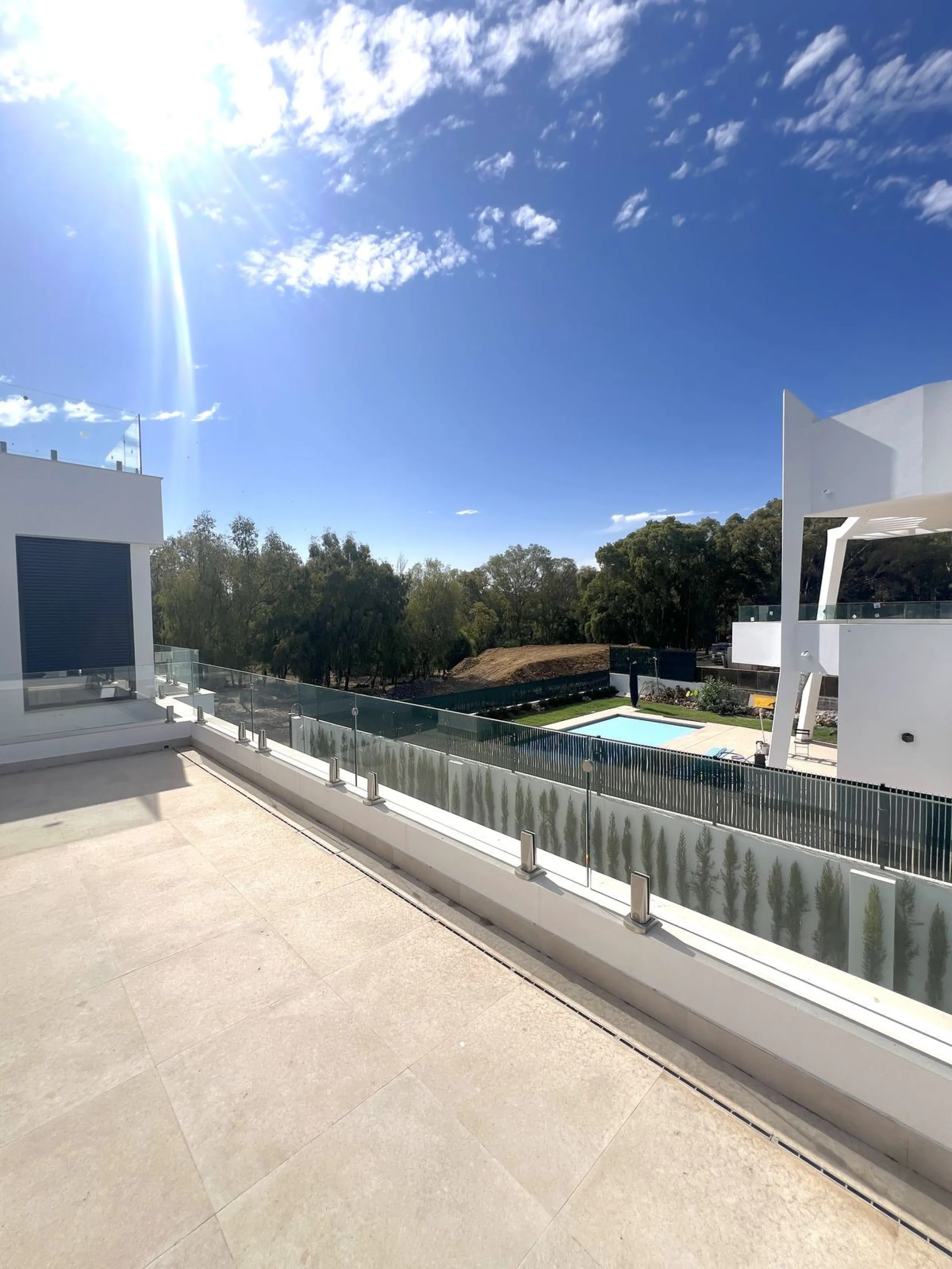 House - Detached Villa в продаже в Estepona, Málaga. В доме 5 спален и 6 ванных комнат. Площадь дома 302 м². Площадь участка 645 м²