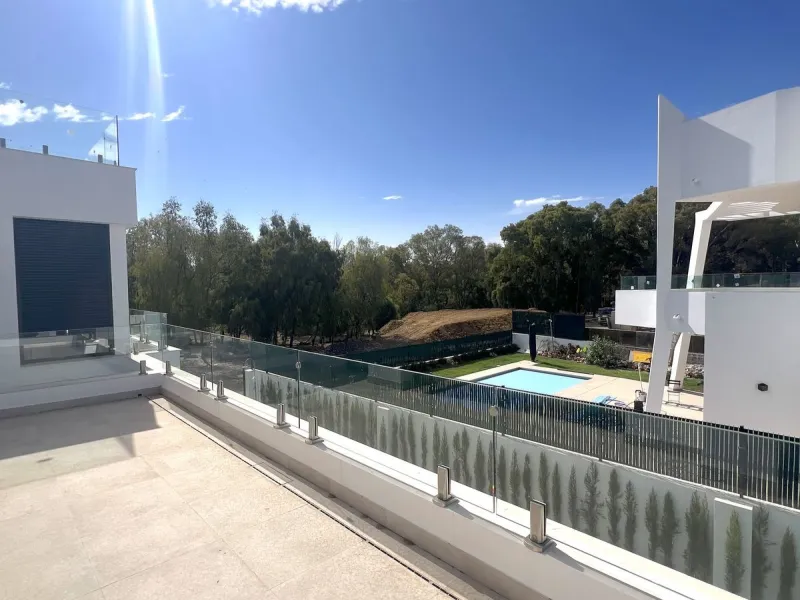 House - Detached Villa в продаже в Estepona, Málaga. В доме 5 спален и 6 ванных комнат. Площадь дома 302 м². Площадь участка 645 м²