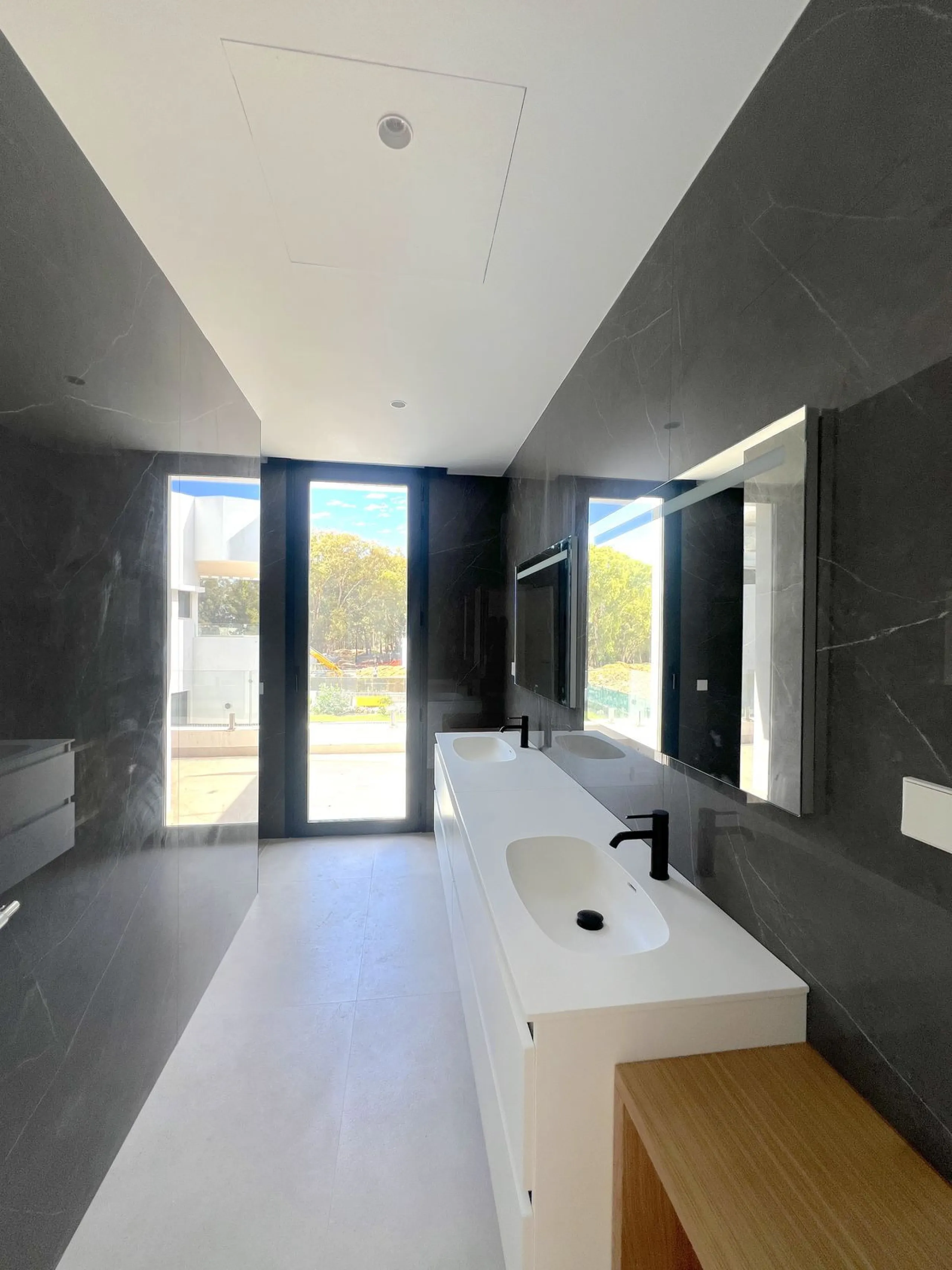 House - Detached Villa в продаже в Estepona, Málaga. В доме 5 спален и 6 ванных комнат. Площадь дома 302 м². Площадь участка 645 м²