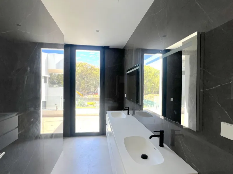 House - Detached Villa в продаже в Estepona, Málaga. В доме 5 спален и 6 ванных комнат. Площадь дома 302 м². Площадь участка 645 м²