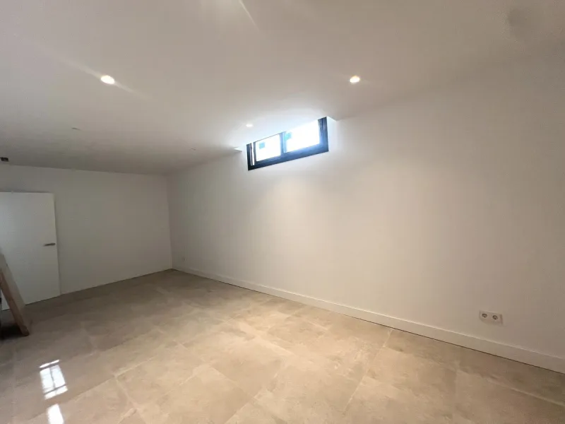 House - Detached Villa в продаже в Estepona, Málaga. В доме 5 спален и 6 ванных комнат. Площадь дома 302 м². Площадь участка 645 м²