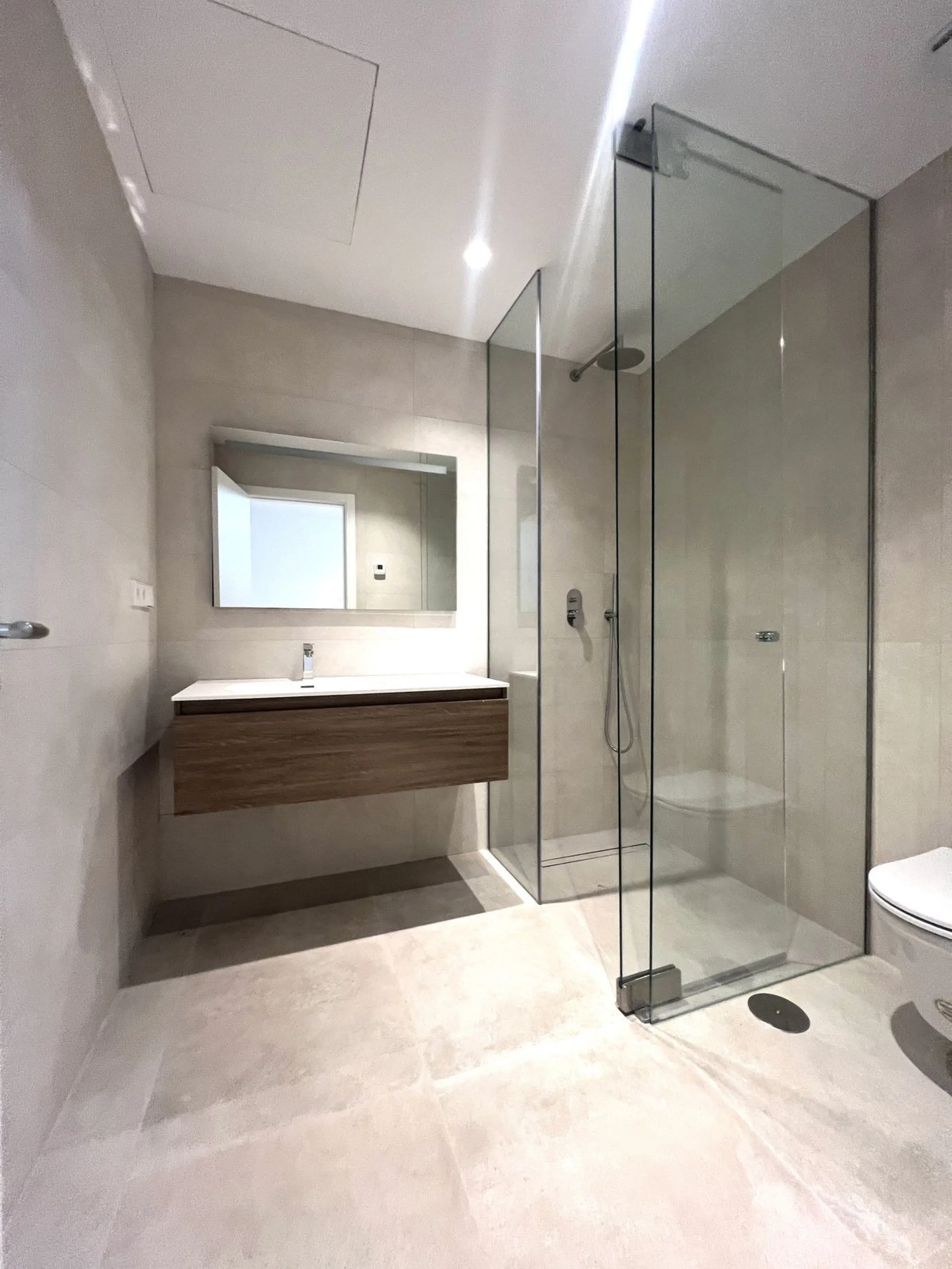 House - Detached Villa в продаже в Estepona, Málaga. В доме 5 спален и 6 ванных комнат. Площадь дома 302 м². Площадь участка 645 м²