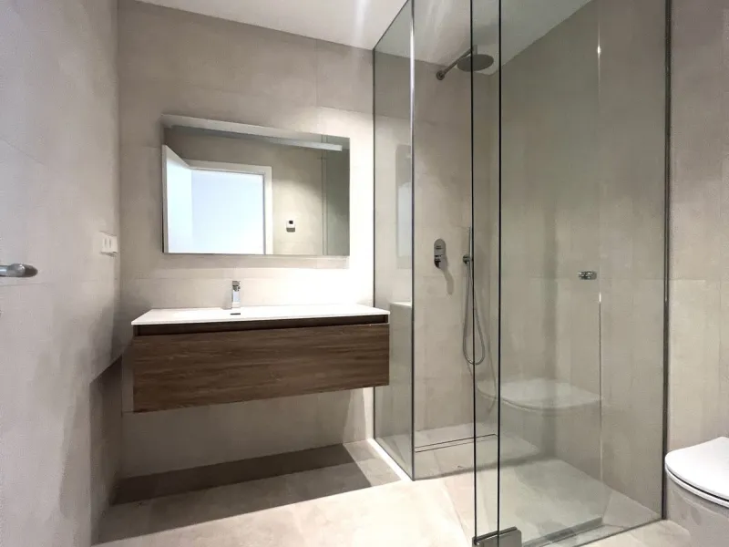 House - Detached Villa в продаже в Estepona, Málaga. В доме 5 спален и 6 ванных комнат. Площадь дома 302 м². Площадь участка 645 м²