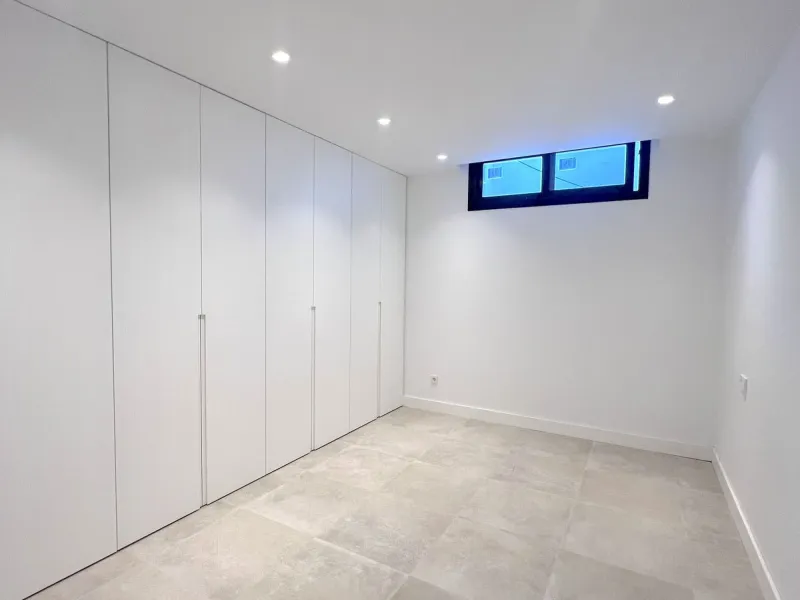 House - Detached Villa в продаже в Estepona, Málaga. В доме 5 спален и 6 ванных комнат. Площадь дома 302 м². Площадь участка 645 м²