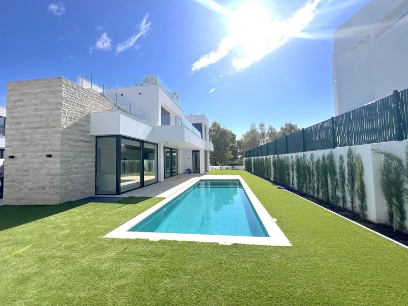 House - Detached Villa в продаже в Estepona, Málaga. В доме 5 спален и 6 ванных комнат. Площадь дома 302 м². Площадь участка 645 м²